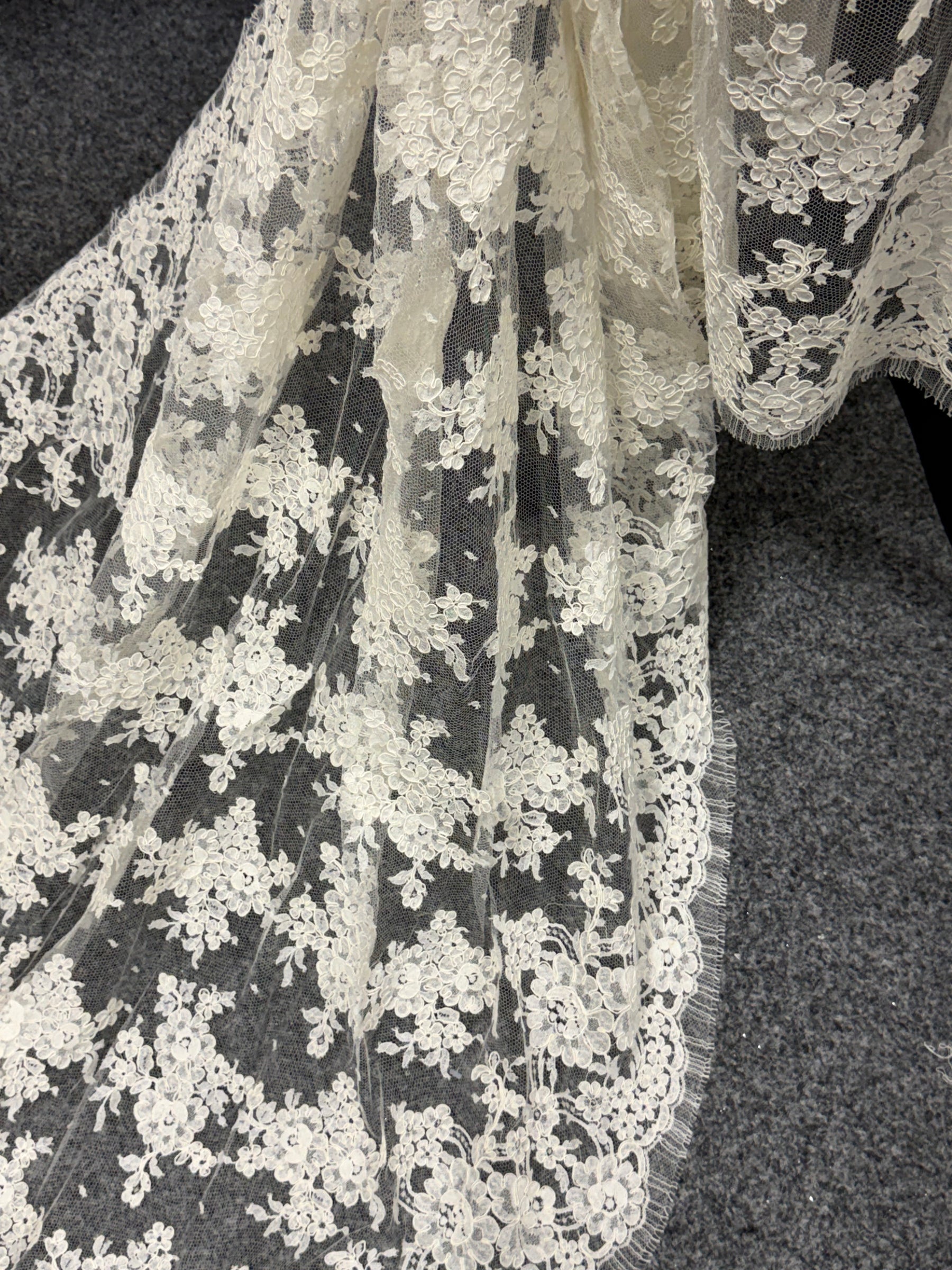Ivory Corded Chantilly Lace - P237