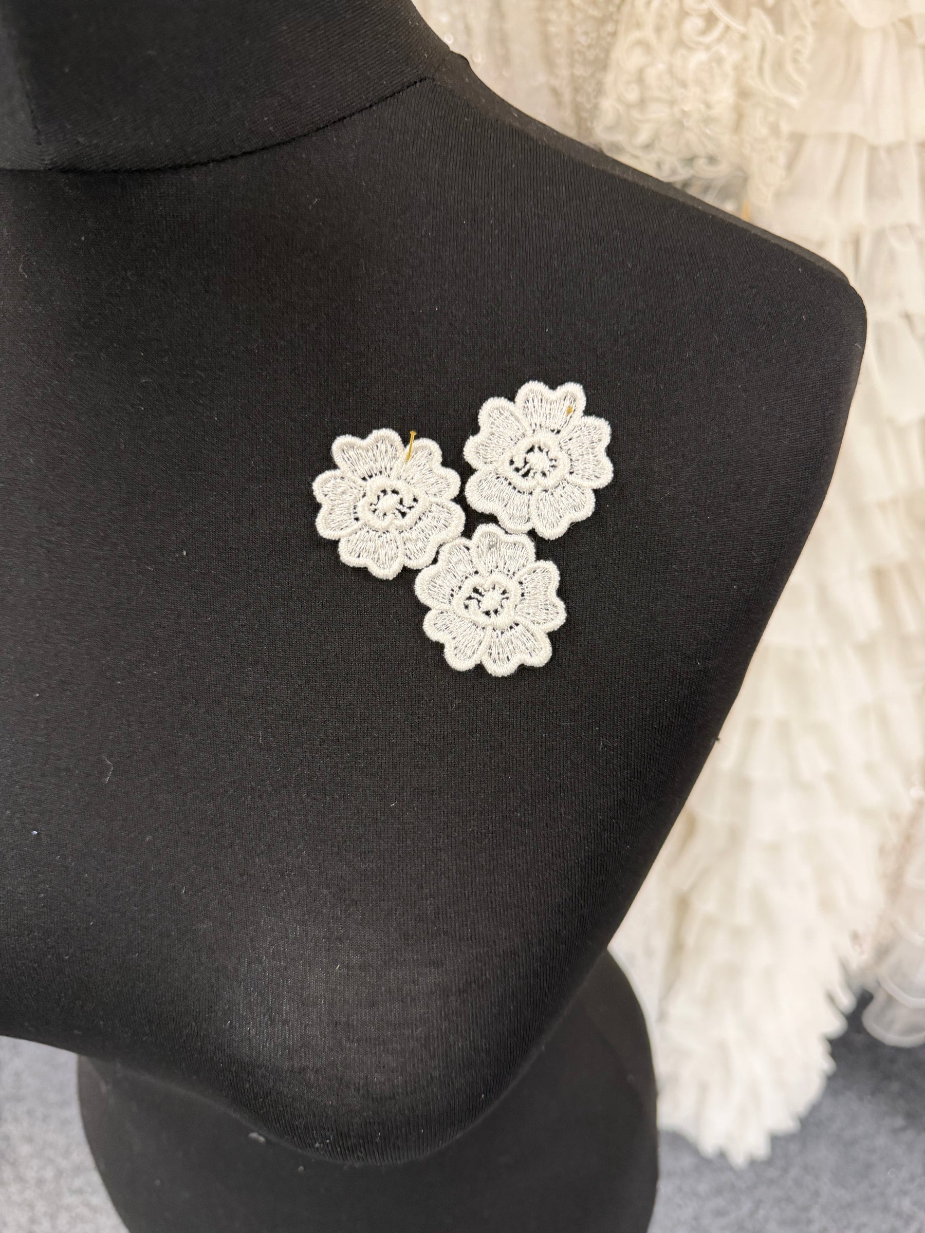 Ivory Guipure Flower - M24 (Bag of 25)