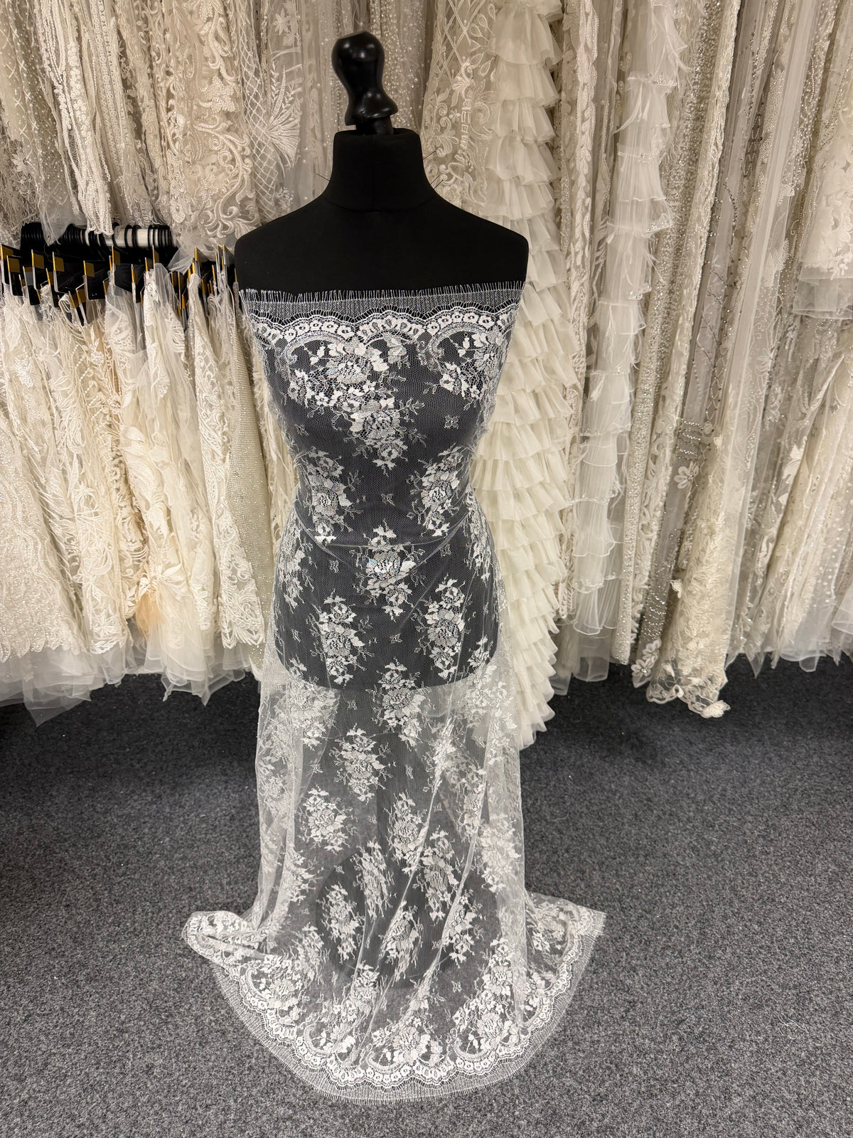 Ivory & Silver Chantilly Lace - P186