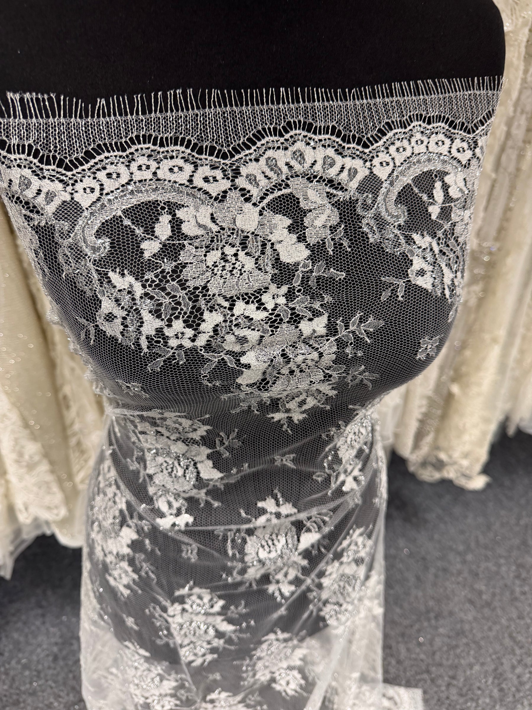 Ivory & Silver Chantilly Lace - P186