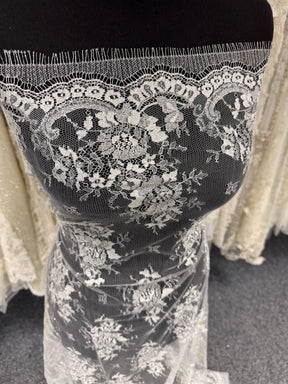 Ivory & Silver Chantilly Lace - P186