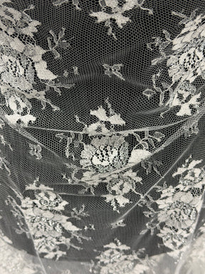 Ivory & Silver Chantilly Lace - P186