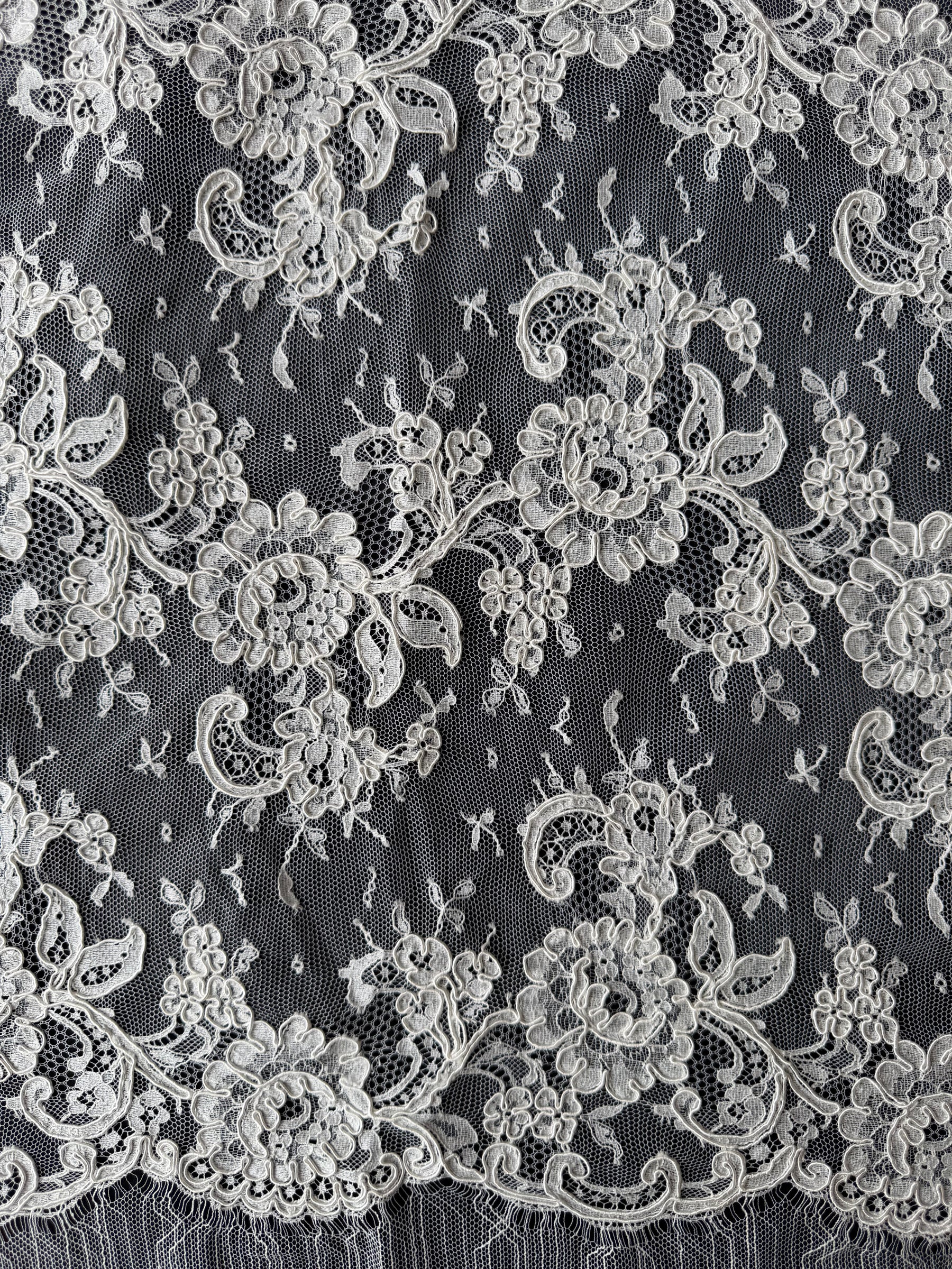 Ivory Corded Chantilly Lace - P206
