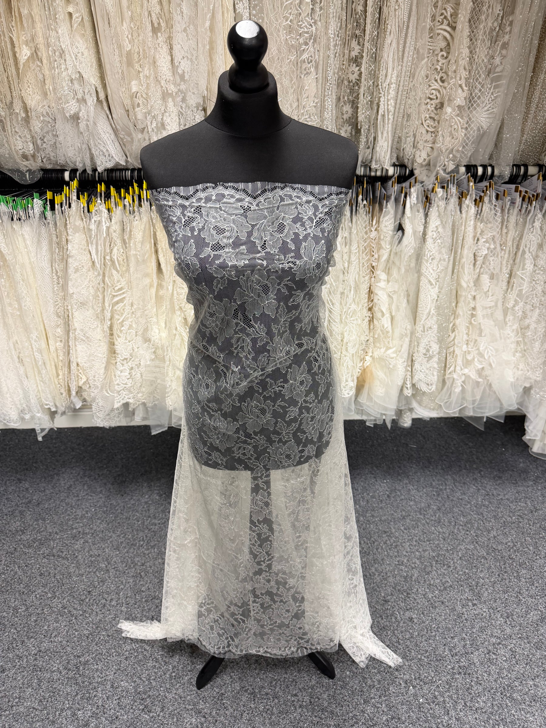 Ivory Chantilly Lace - P177