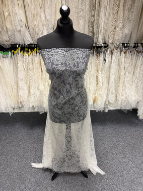 Ivory Chantilly Lace - P177