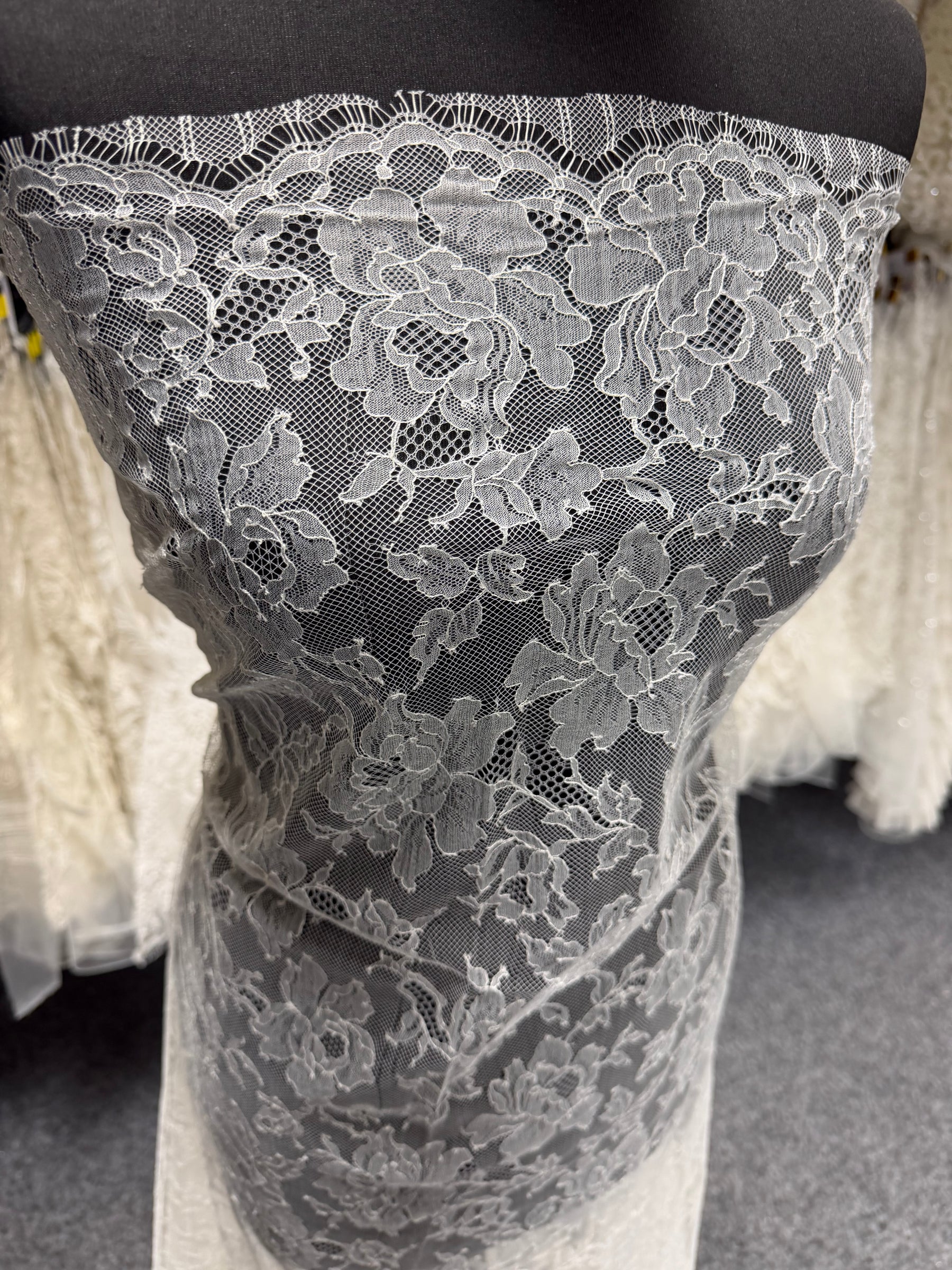 Ivory Chantilly Lace - P177