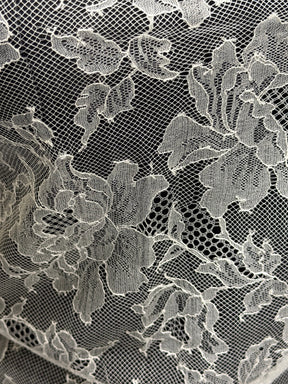 Ivory Chantilly Lace - P177