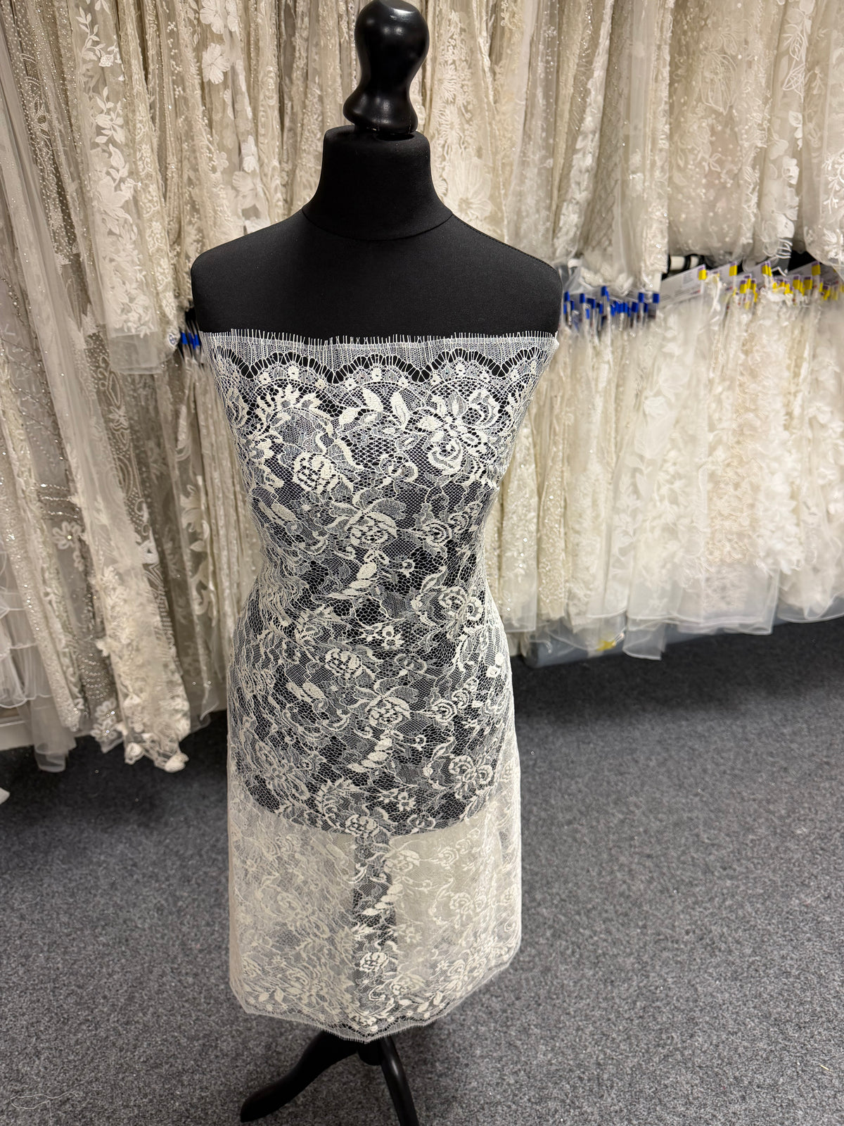 Ivory Chantilly Lace - P173N