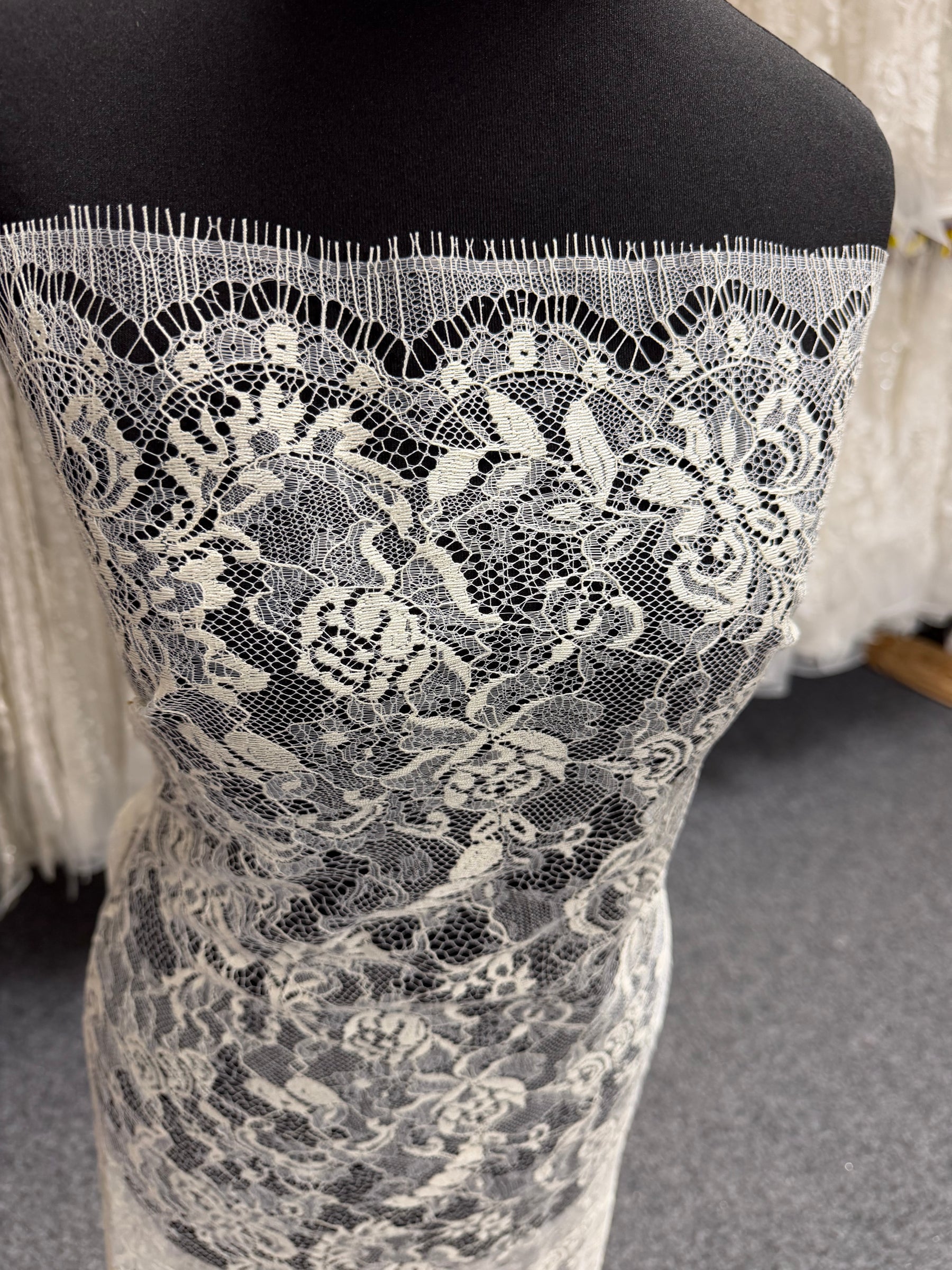 Ivory Chantilly Lace - P173N