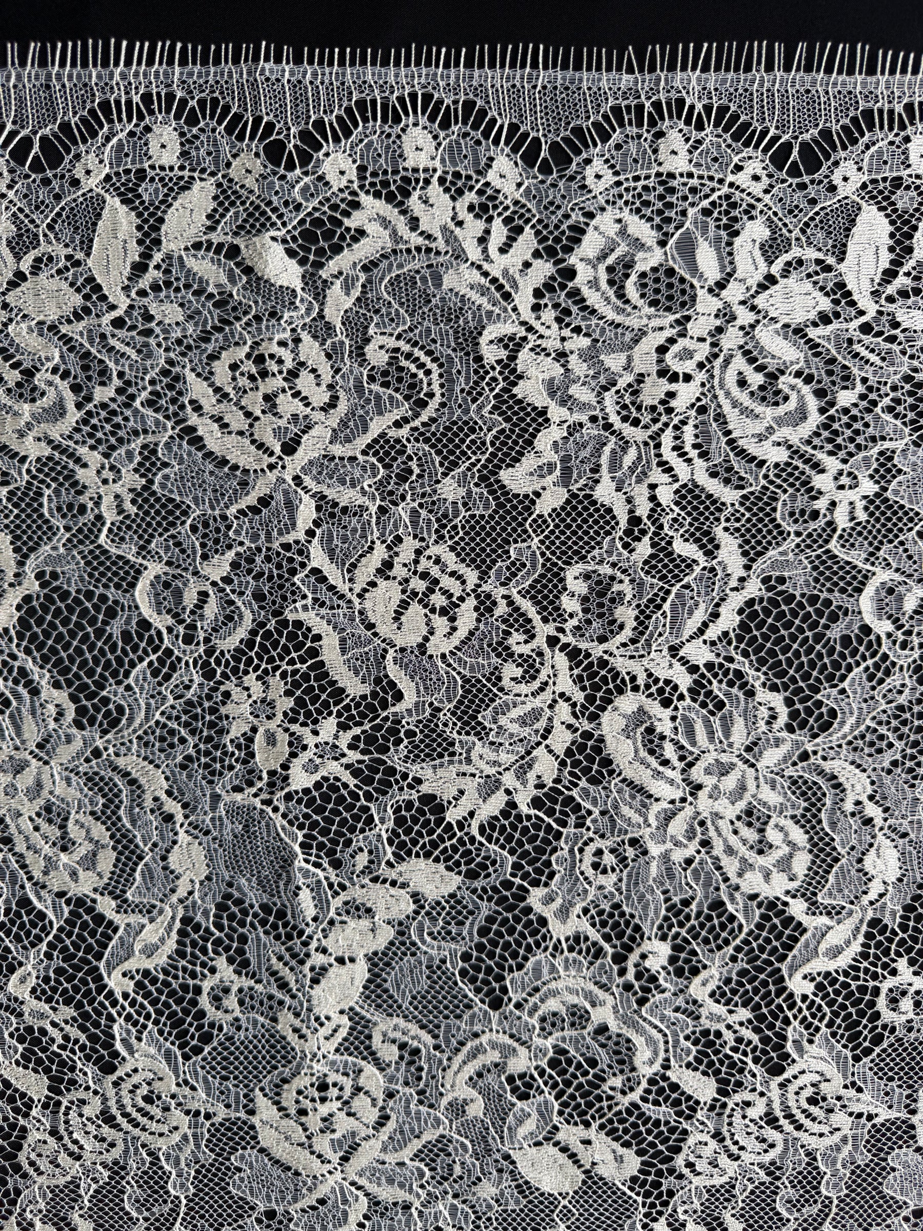 Ivory Chantilly Lace - P173N