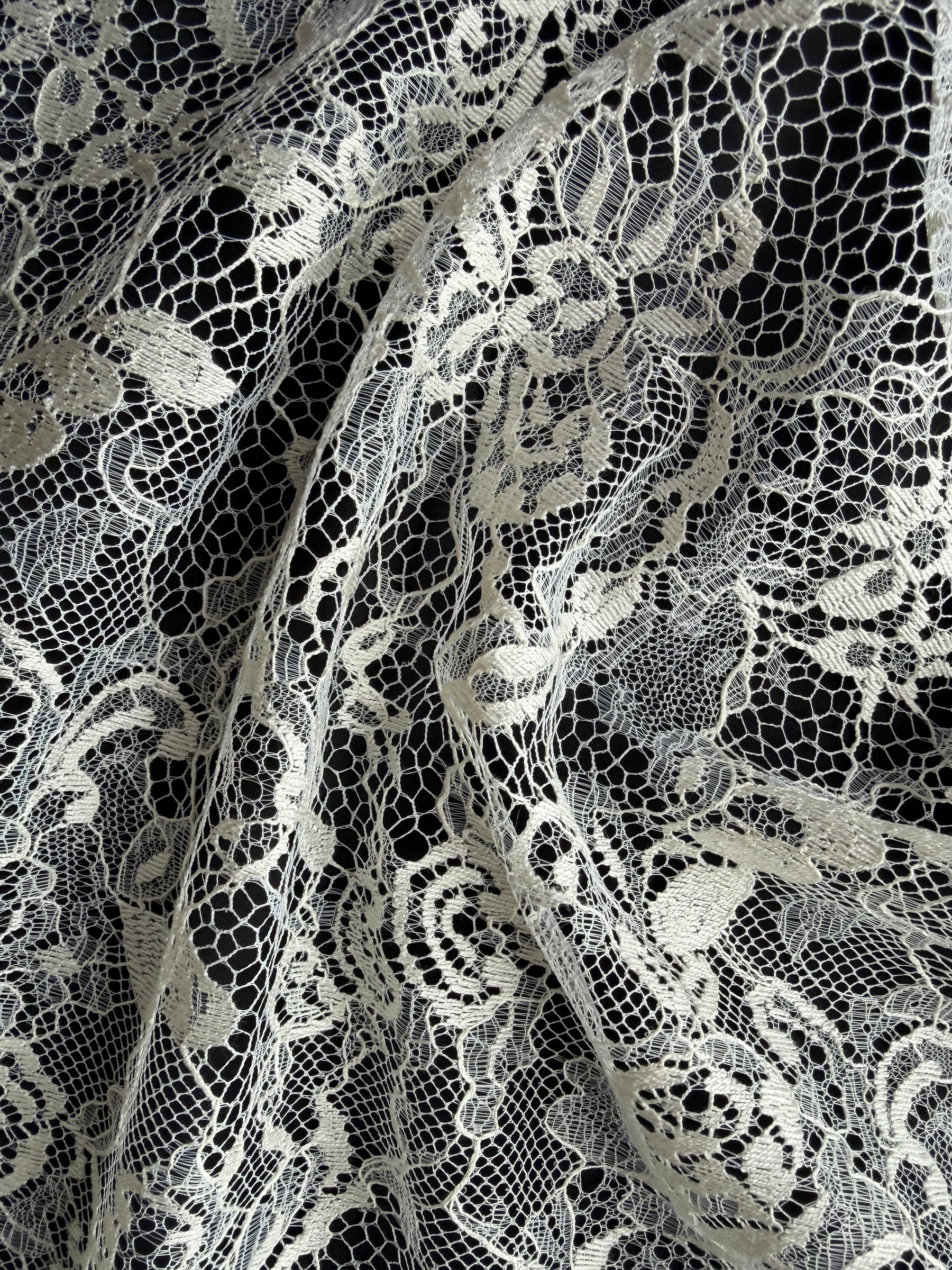 Ivory Chantilly Lace - P173N