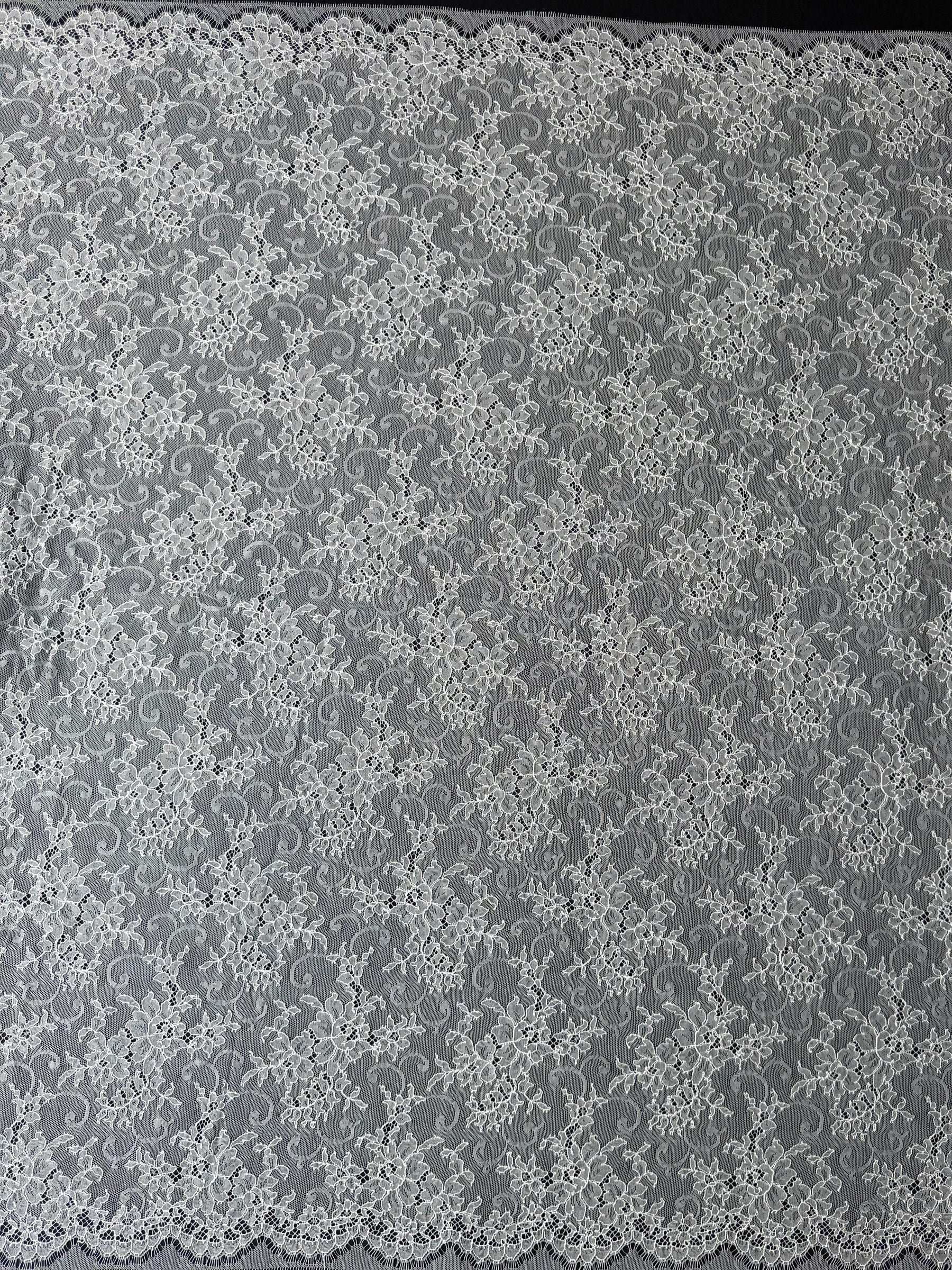 Ivory Chantilly Lace - P301