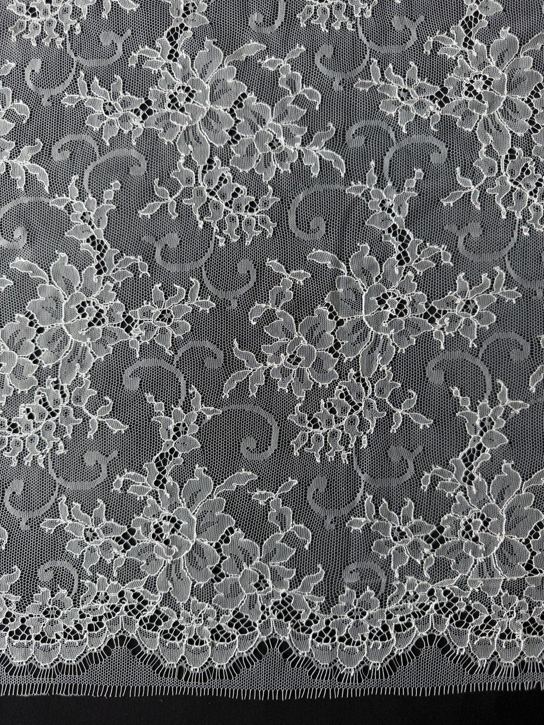 Ivory Chantilly Lace - P301