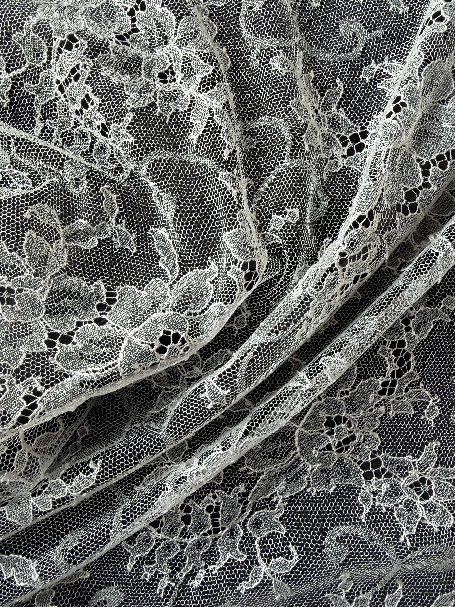 Ivory Chantilly Lace - P301