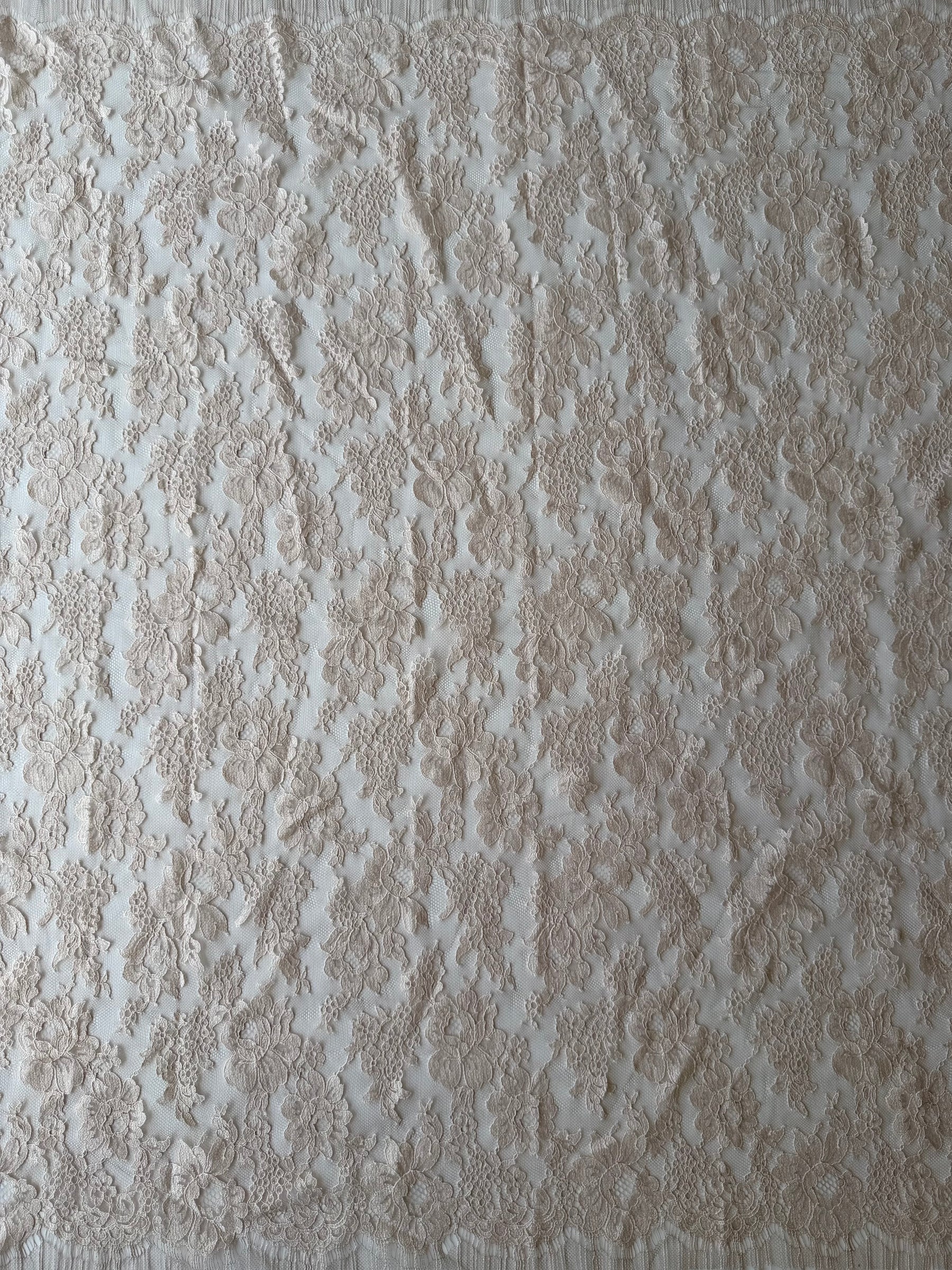 Antique Rose Chantilly Lace - P305 (90cm)