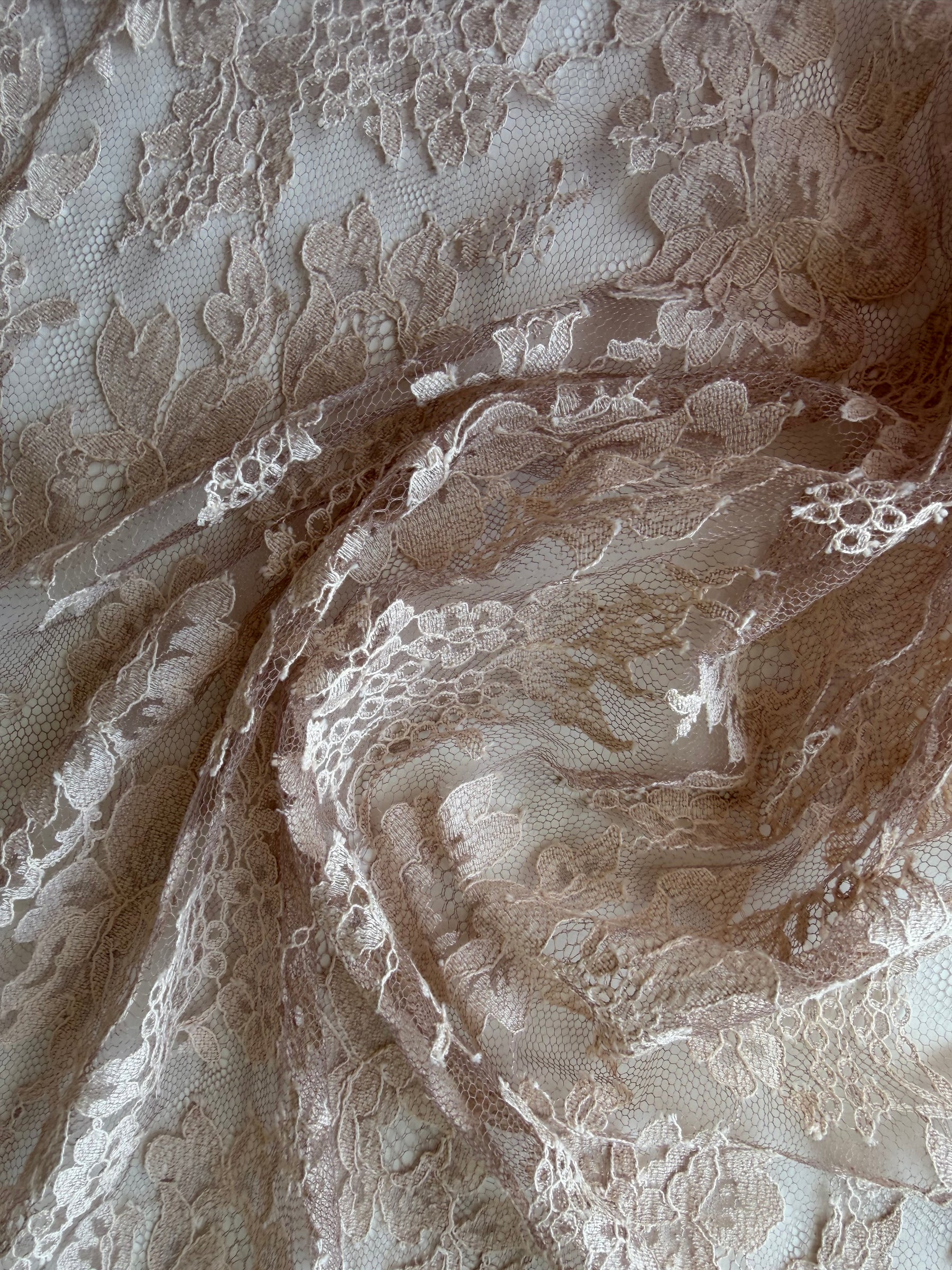 Antique Rose Chantilly Lace - P305 (90cm)