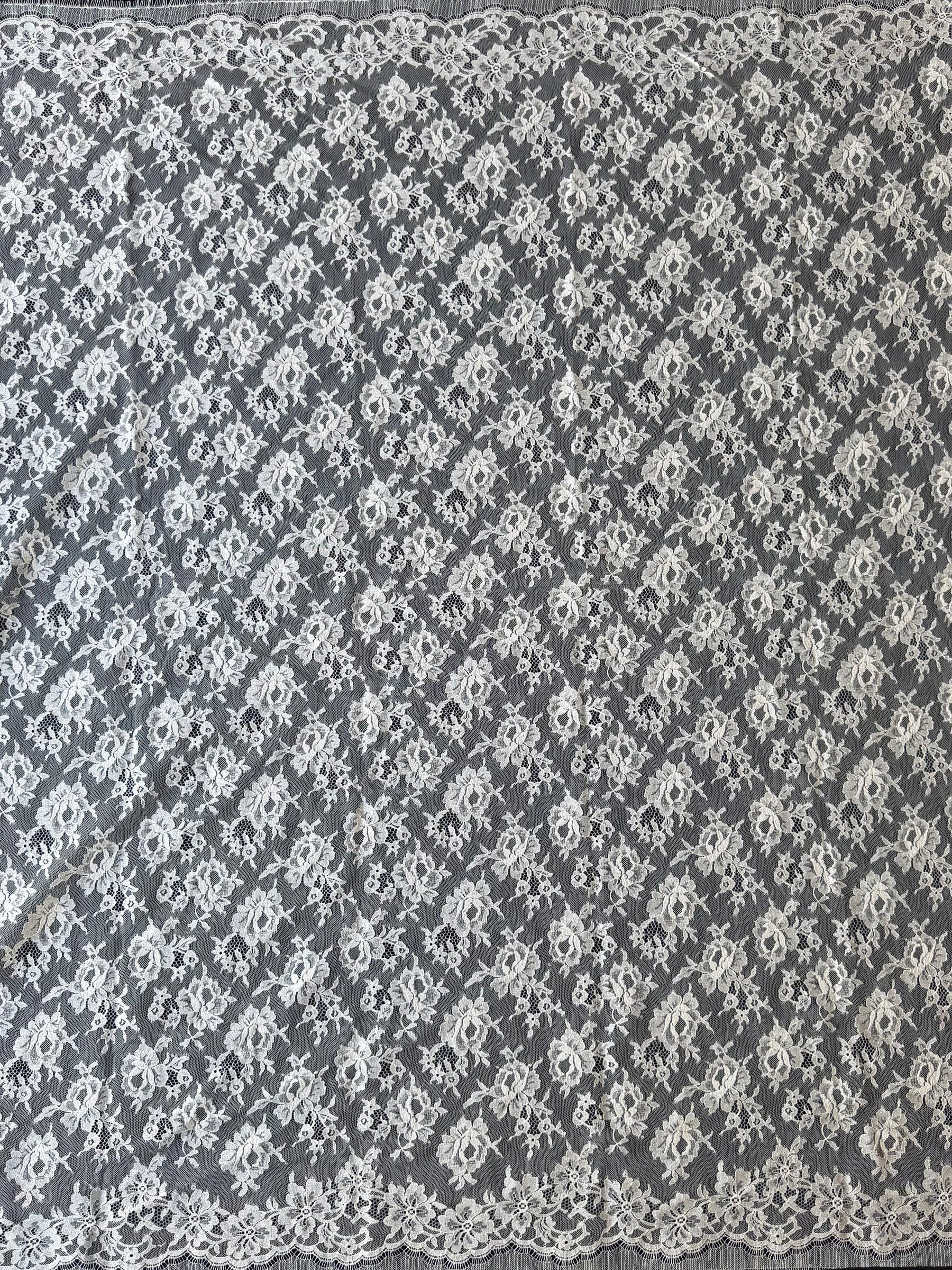Ivory Chantilly Lace - P204