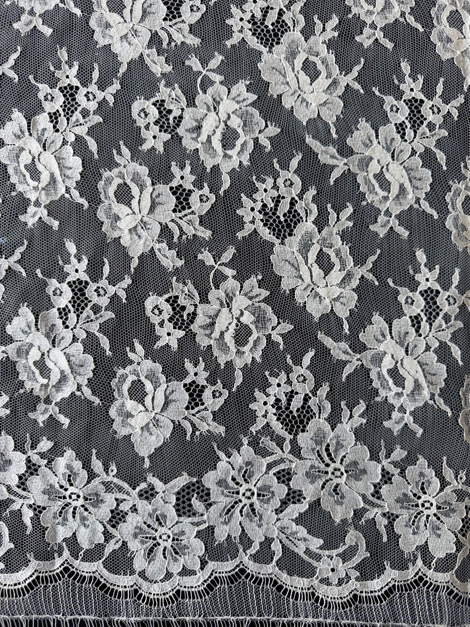 Ivory Chantilly Lace - P204