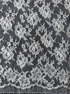 Ivory Chantilly Lace - P204