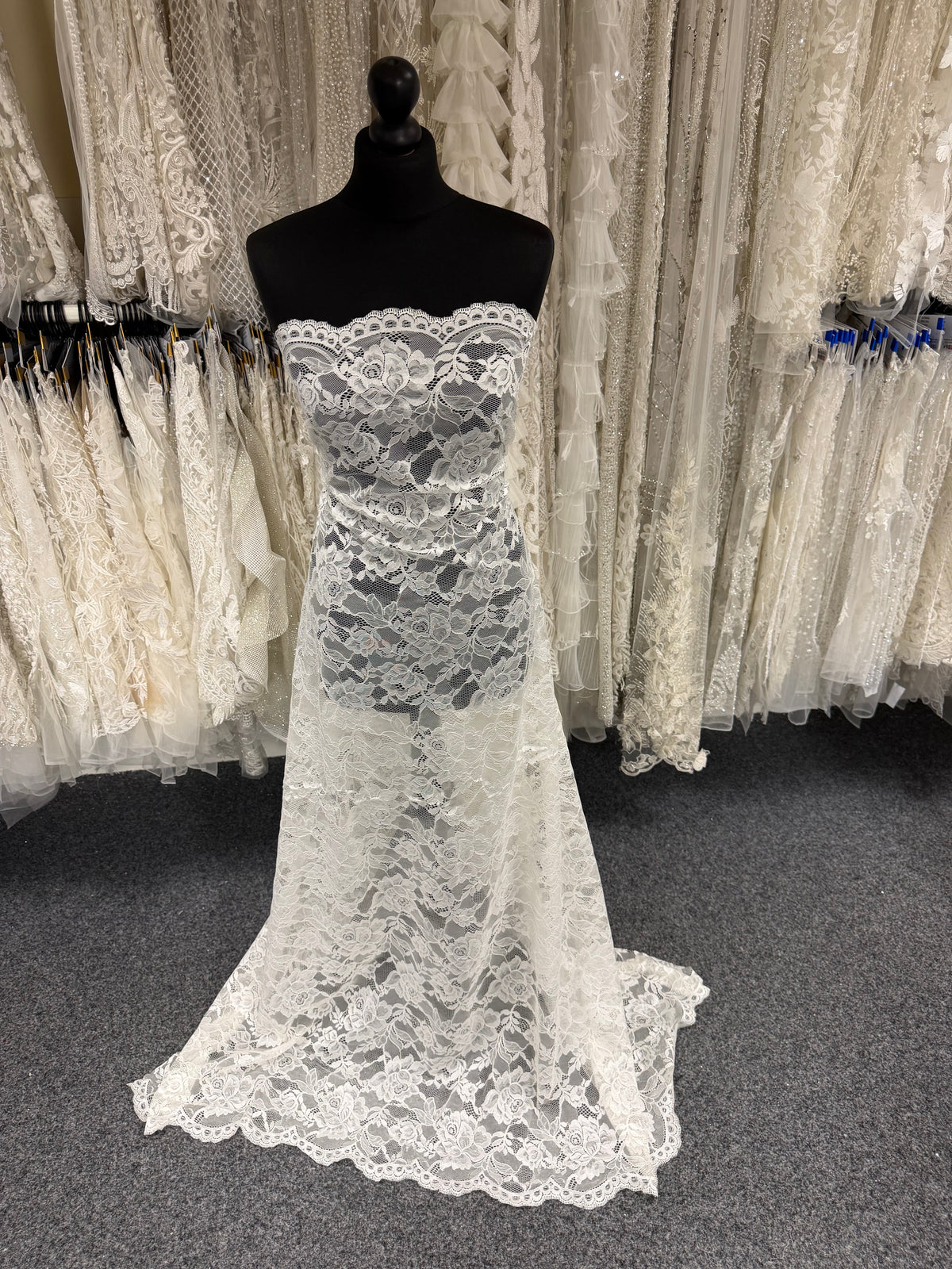 Ivory Raschel Lace - P212
