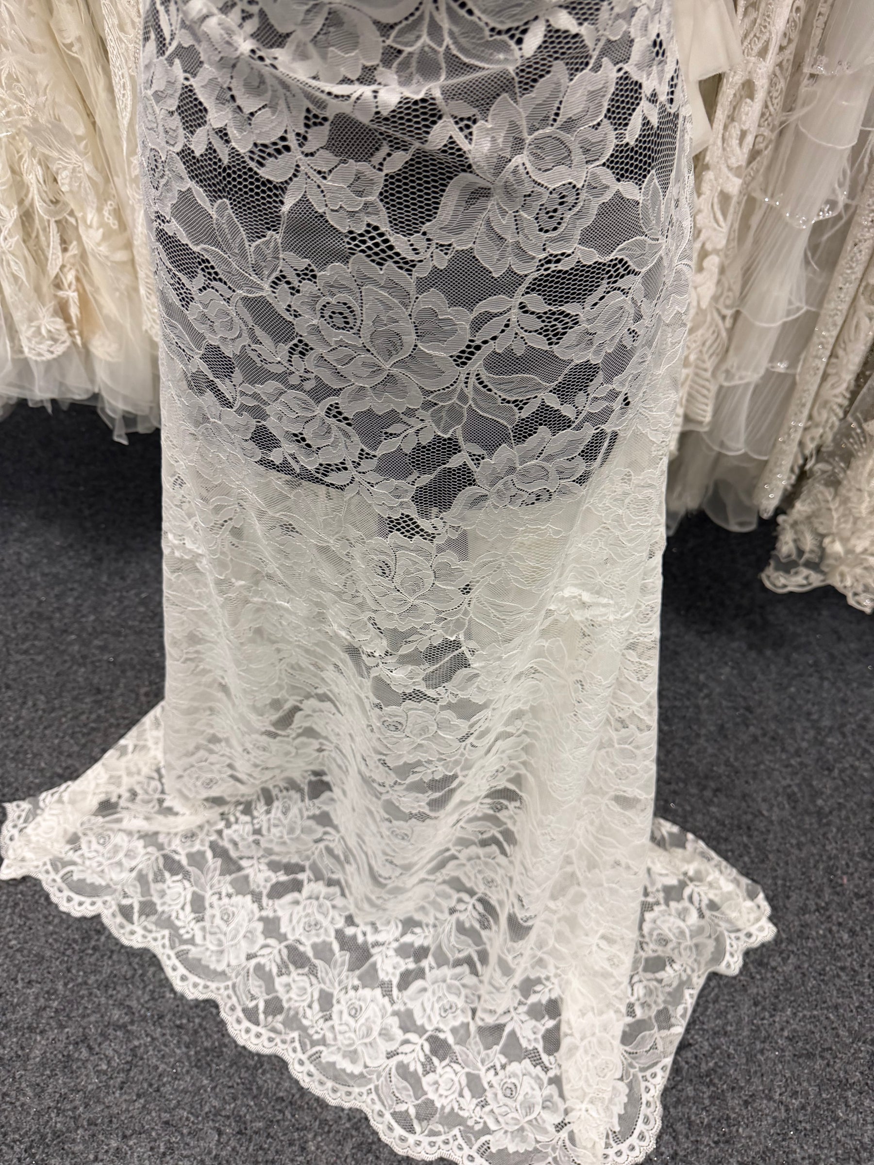 Ivory Raschel Lace - P212