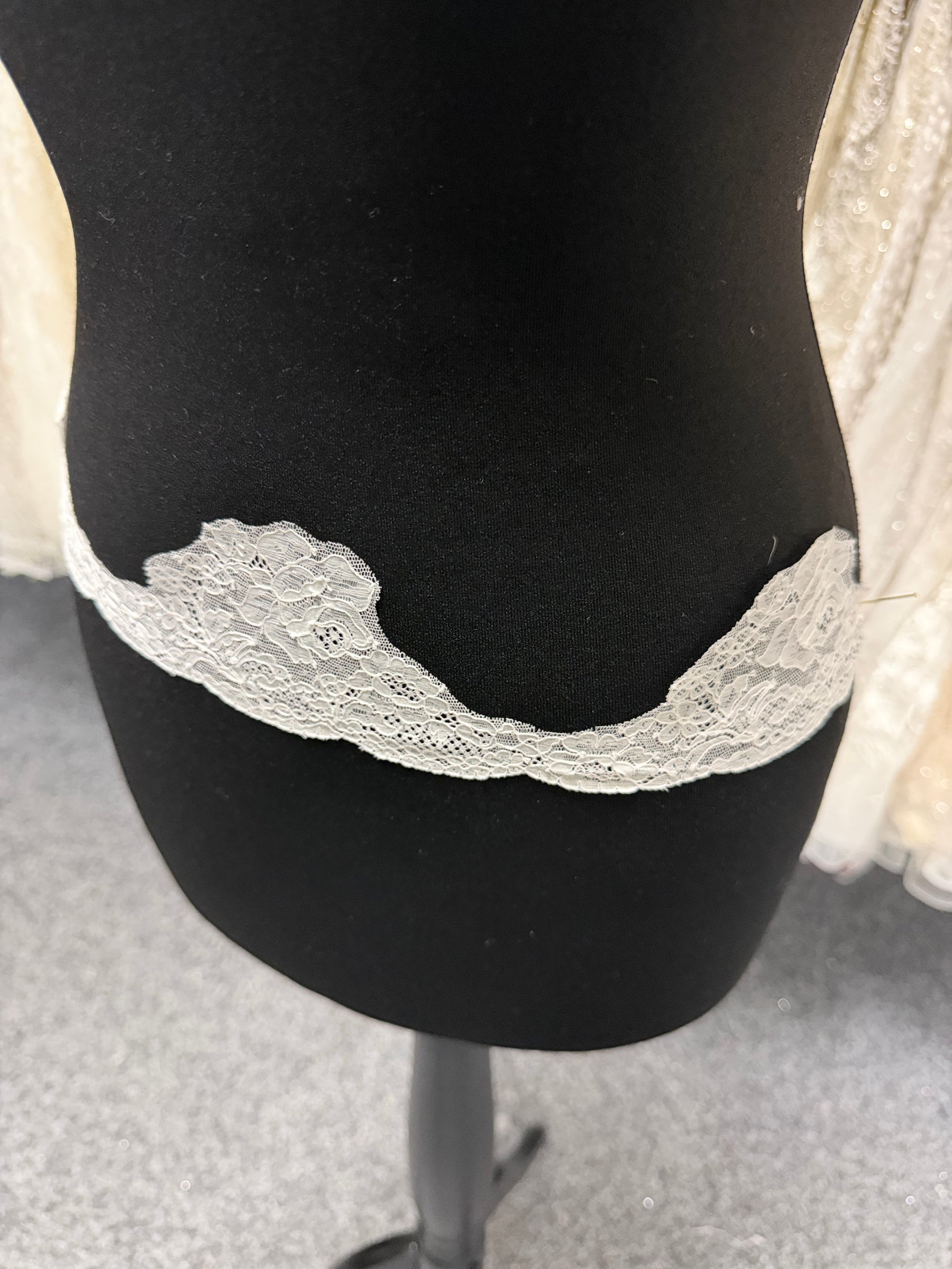 Ivory Allencon Lace Edging - T559