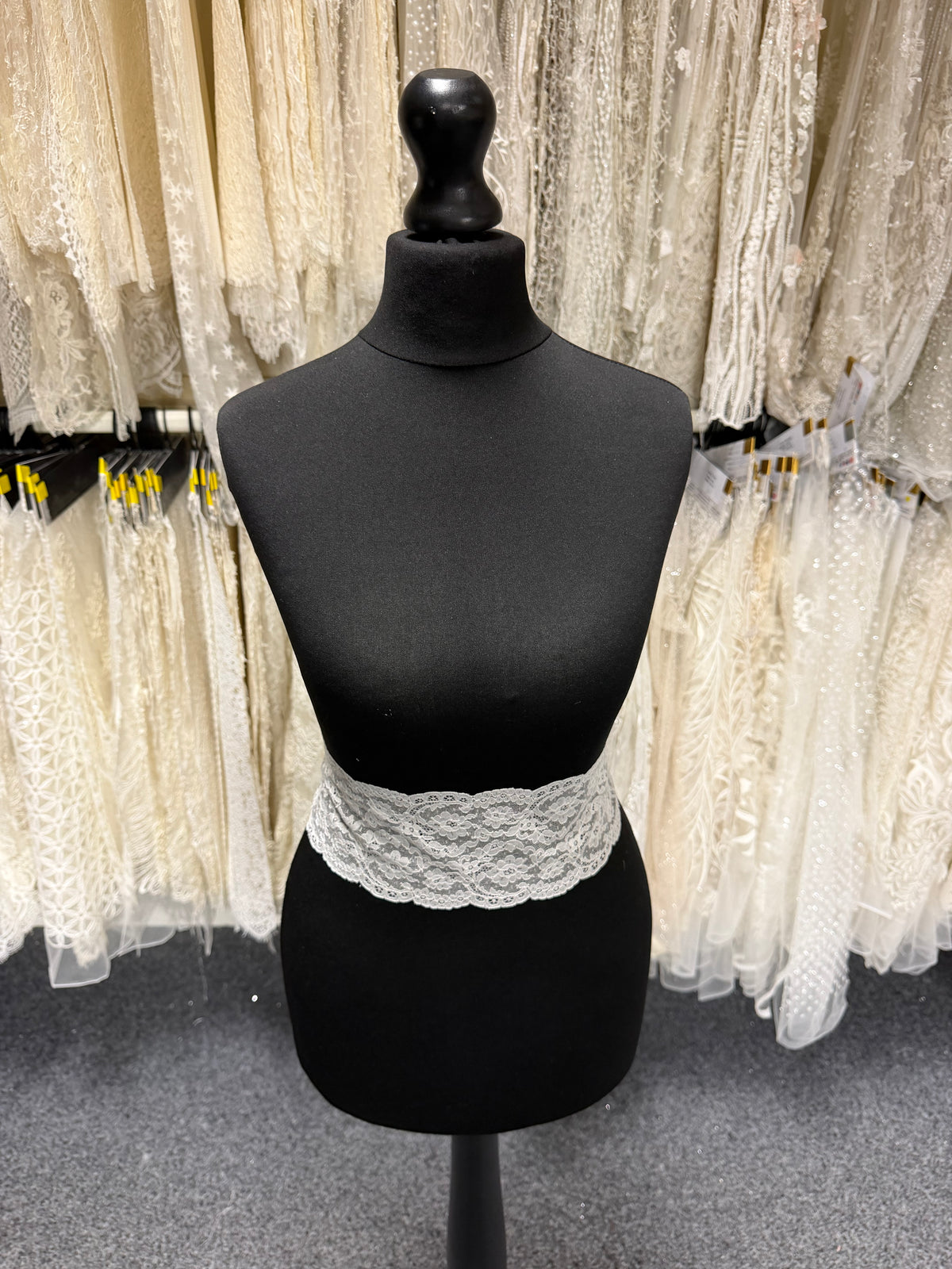 Ivory Alencon Lace Edging - T558