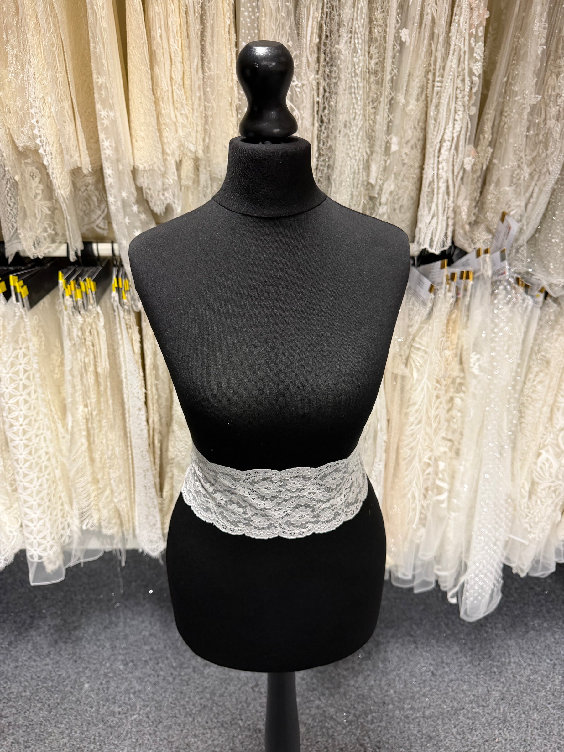 Ivory Alencon Lace Edging - T558