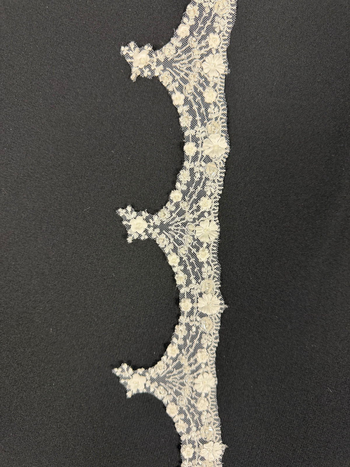 Ivory Beaded Edging - T579