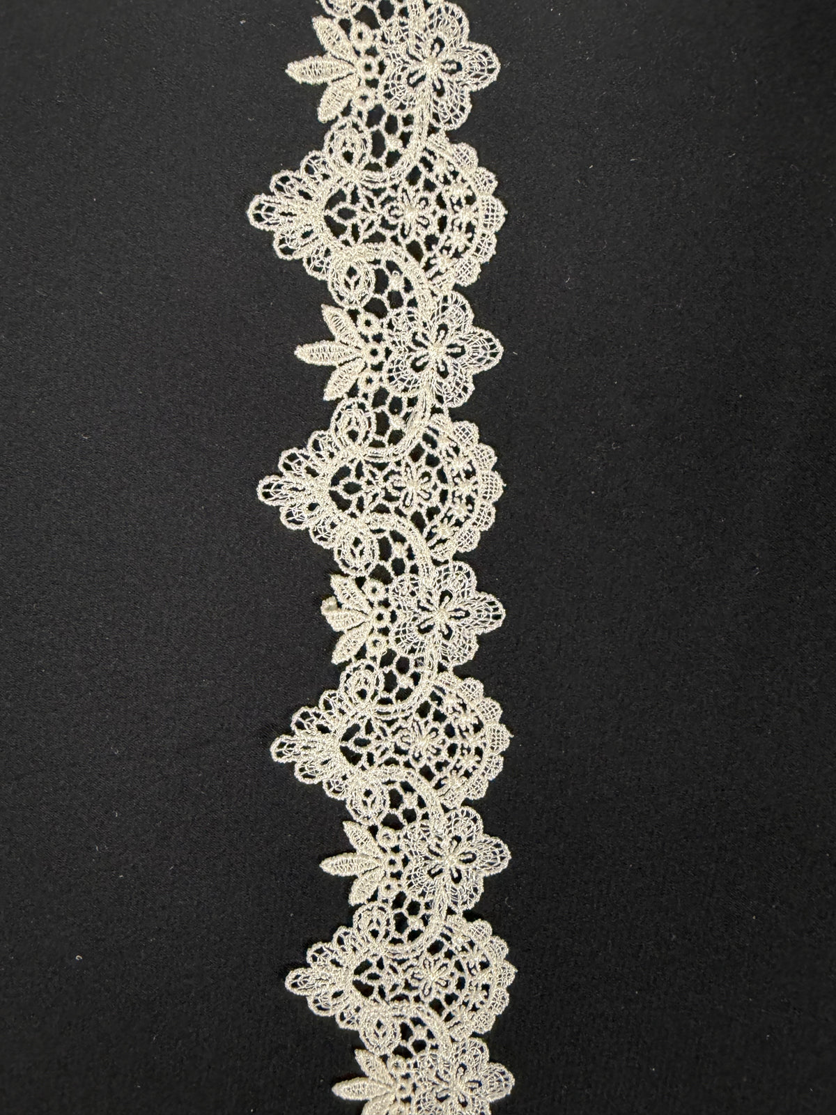 Ivory Guipure Lace Trim – T435