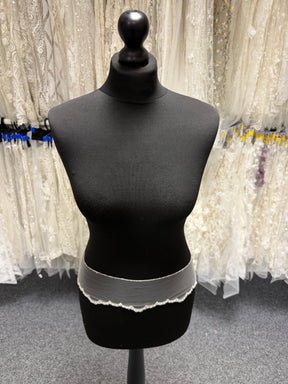 Ivory Lace Trim - T208