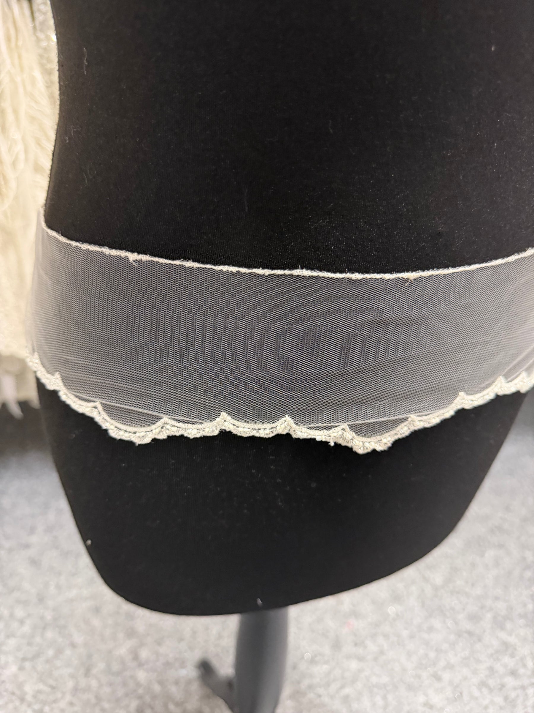 Ivory Lace Trim - T208