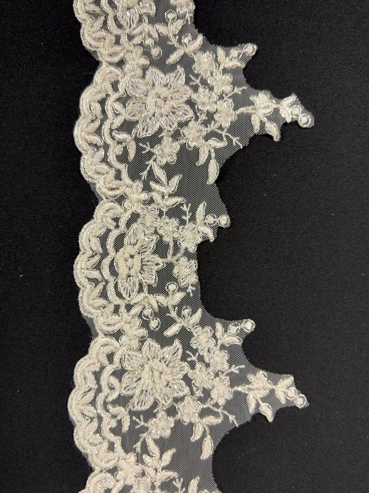 Ivory/Silver Beaded Edging - T236