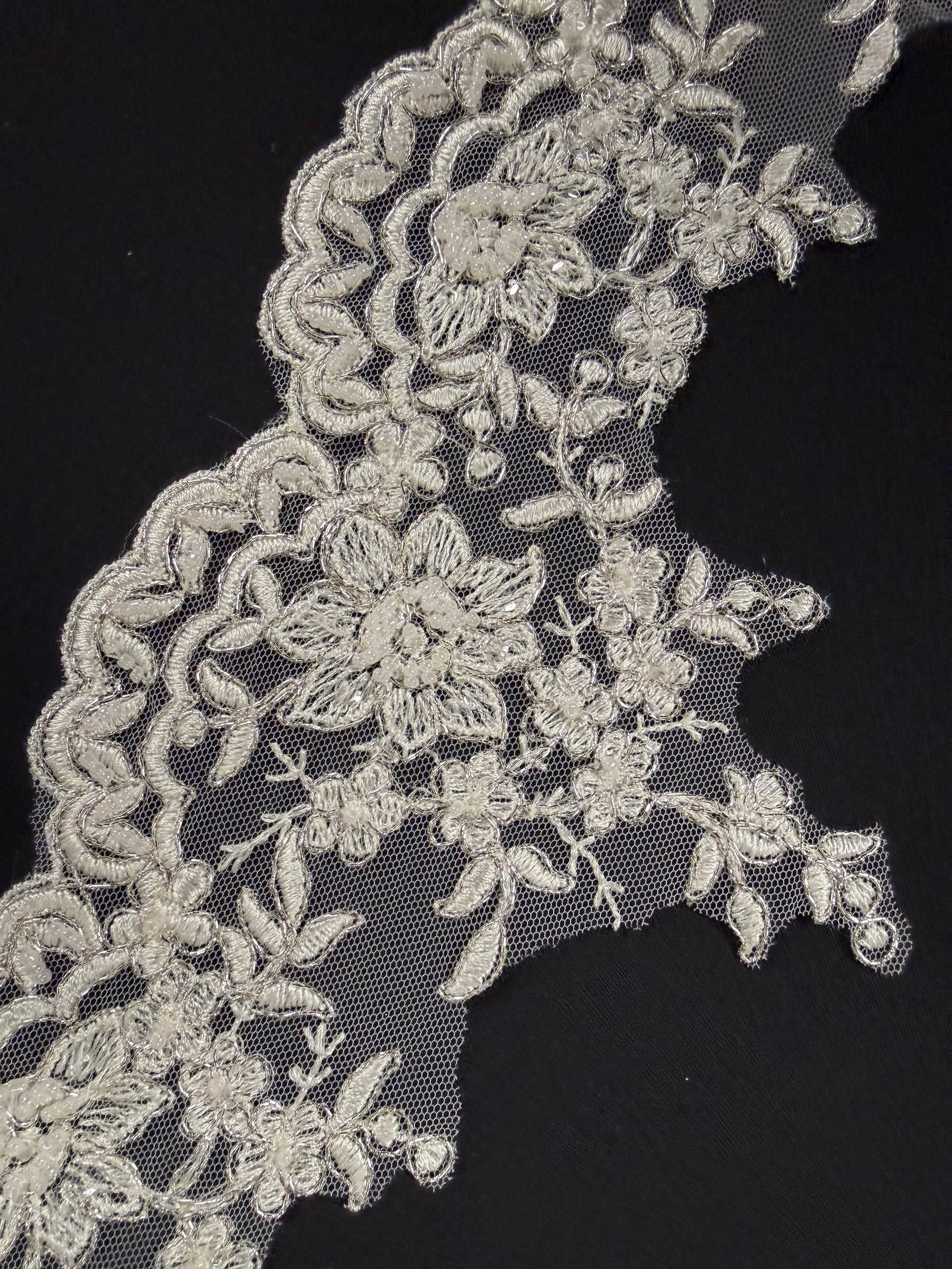 Ivory/Silver Beaded Edging - T236