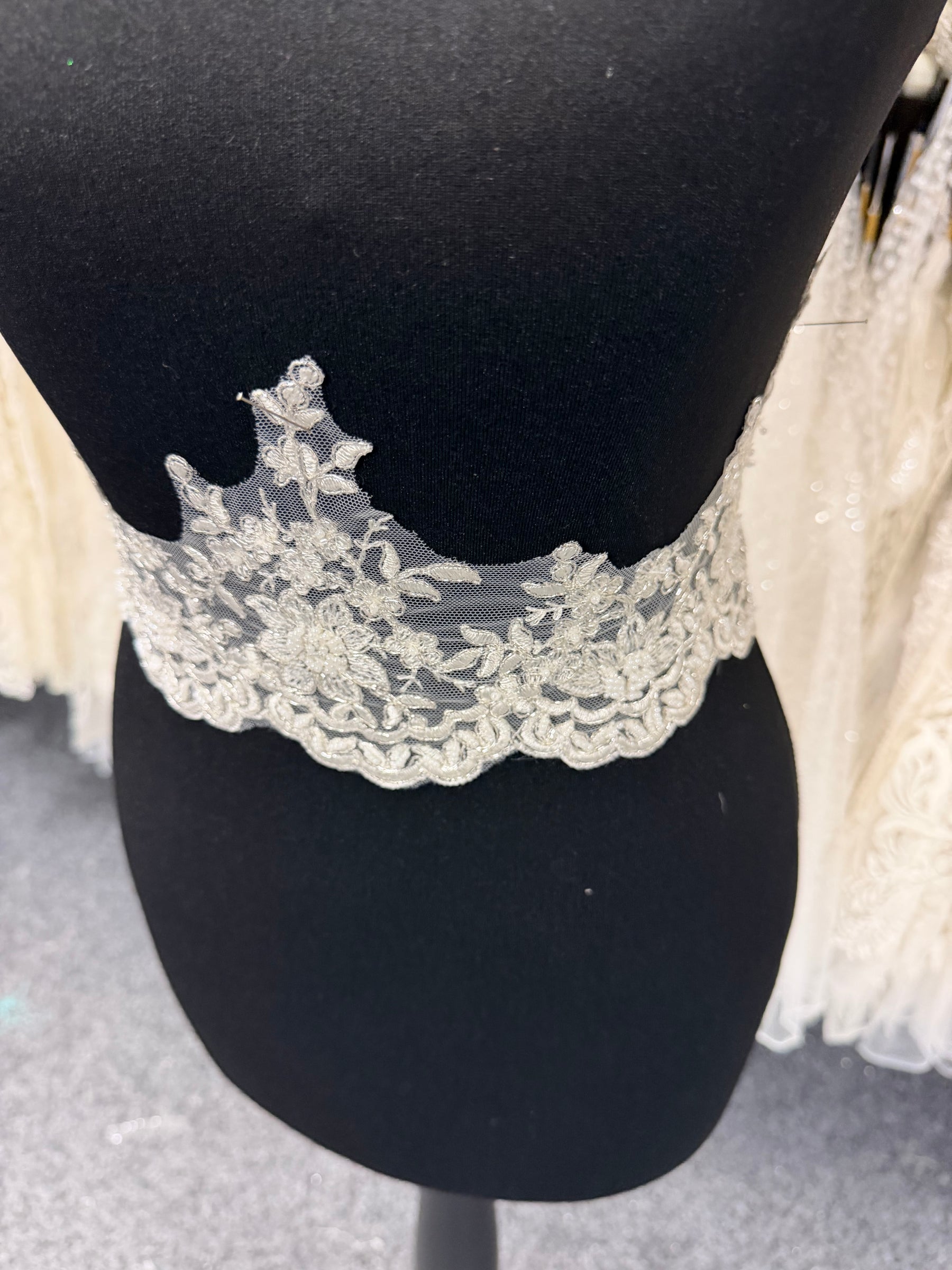 Ivory/Silver Beaded Edging - T236