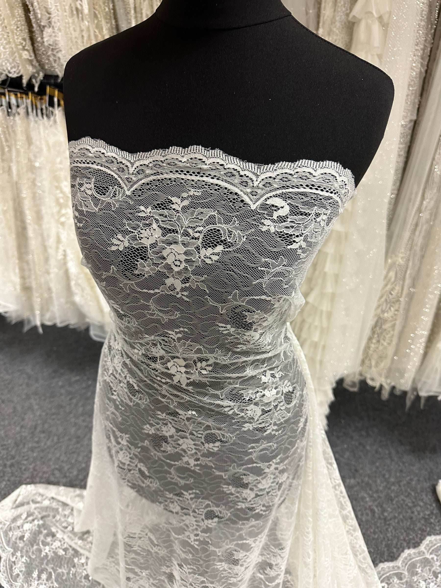 Ivory Raschel Lace - P368