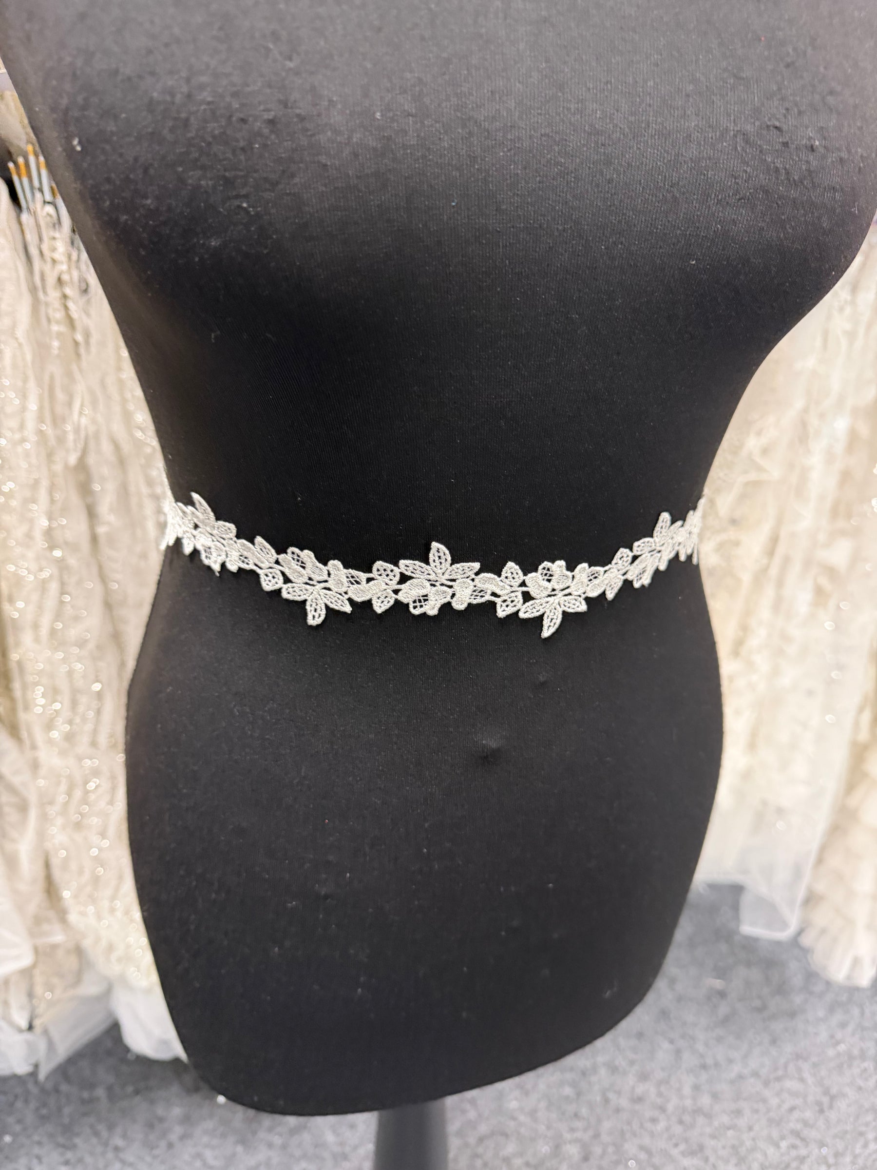 Ivory Guipure Lace Trim - T981