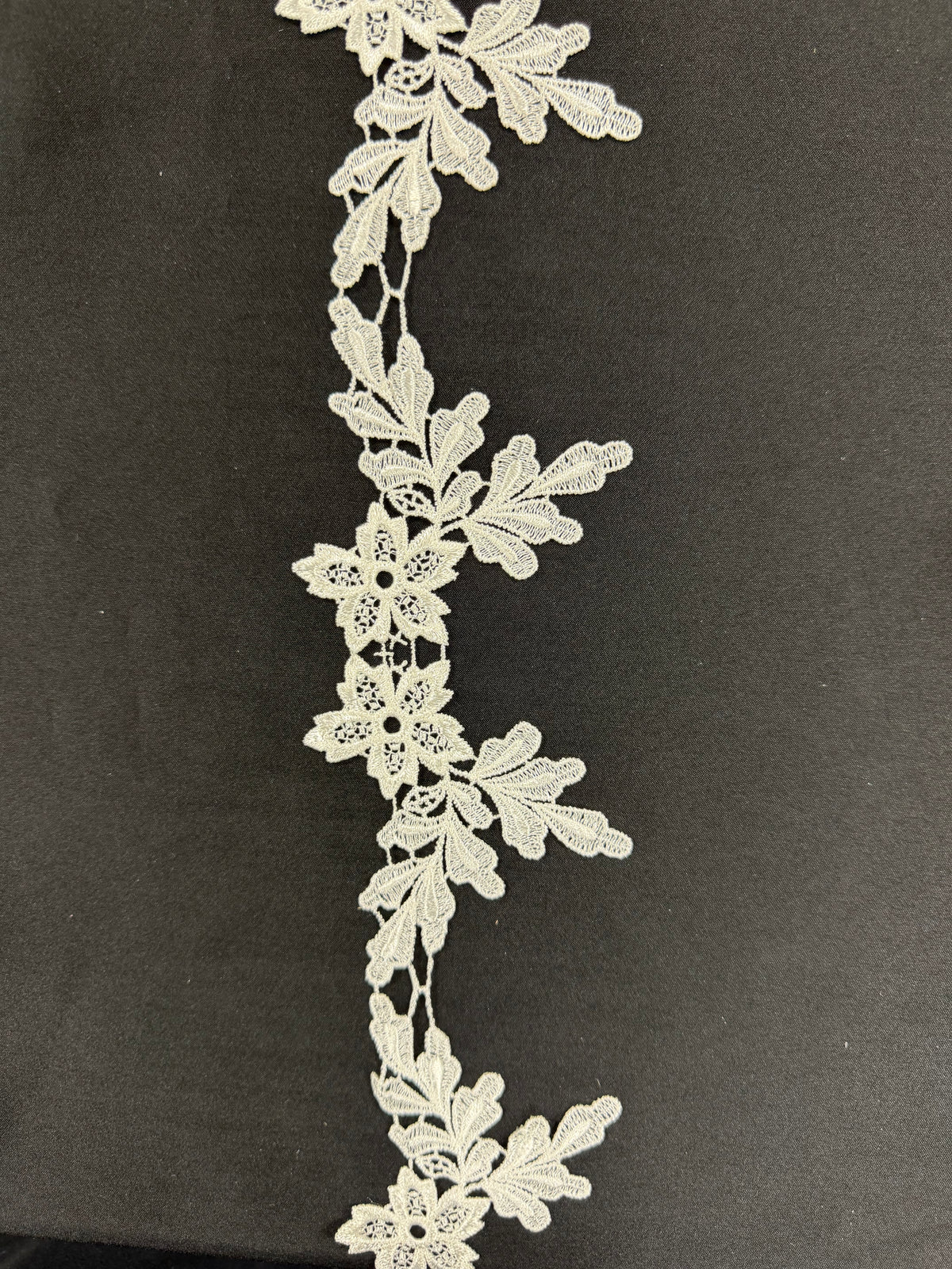 Ivory Guipure Lace Trim - T552