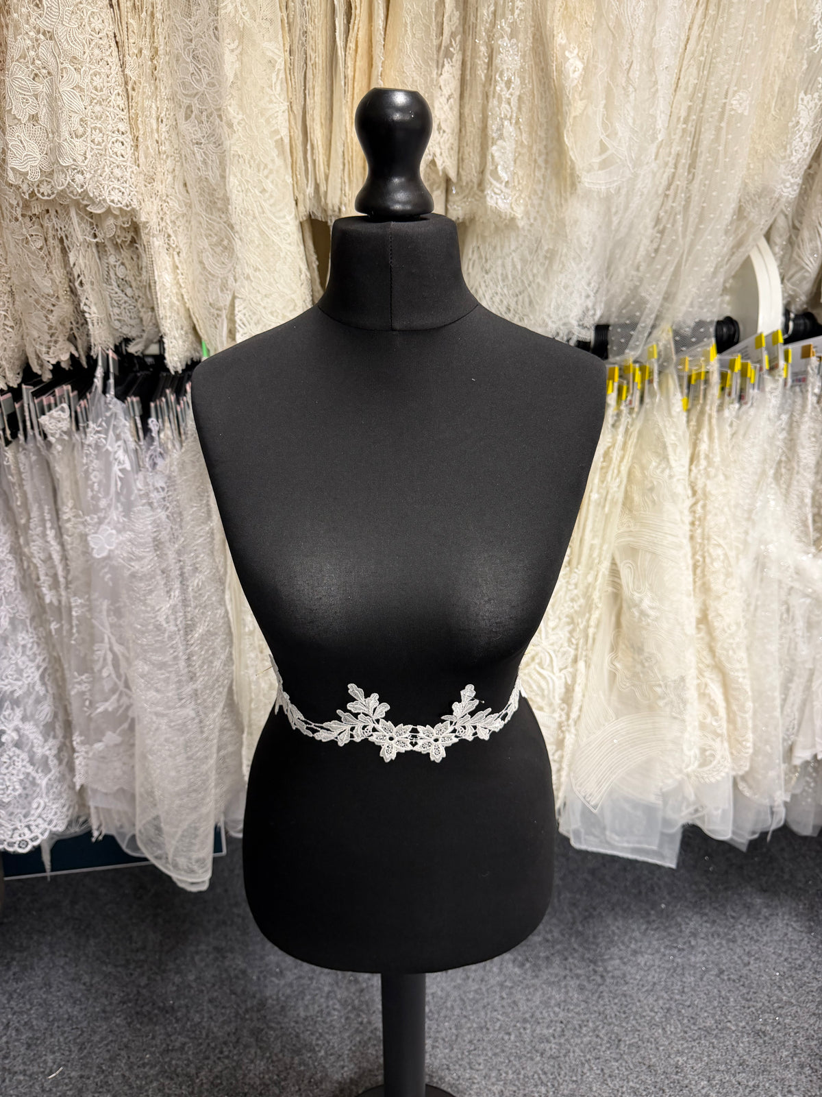 Ivory Guipure Lace Trim - T552