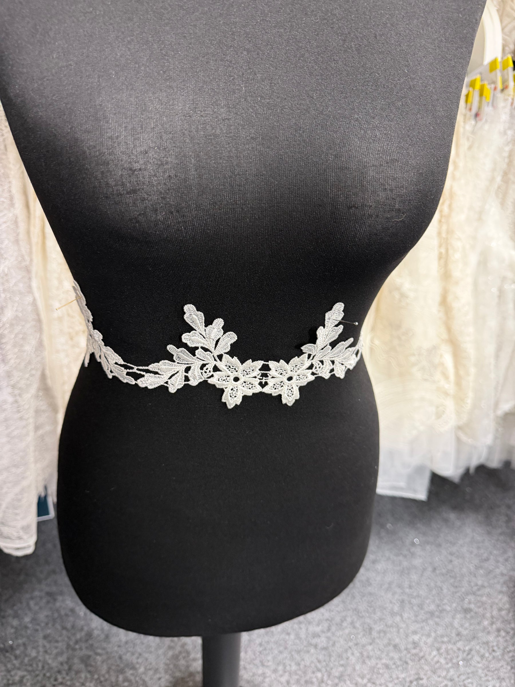 Ivory Guipure Lace Trim - T552