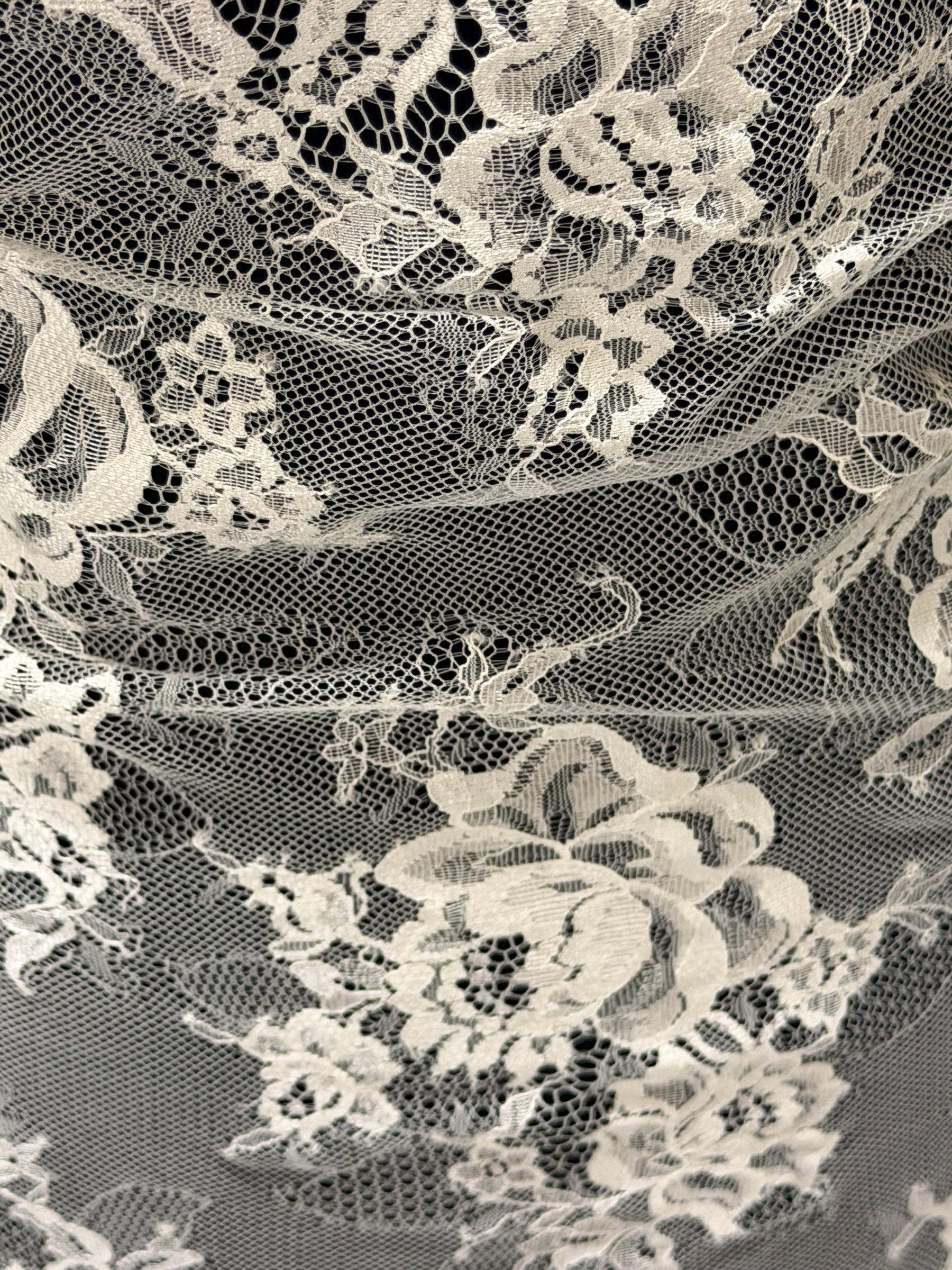 Ivory Raschel Lace - P378