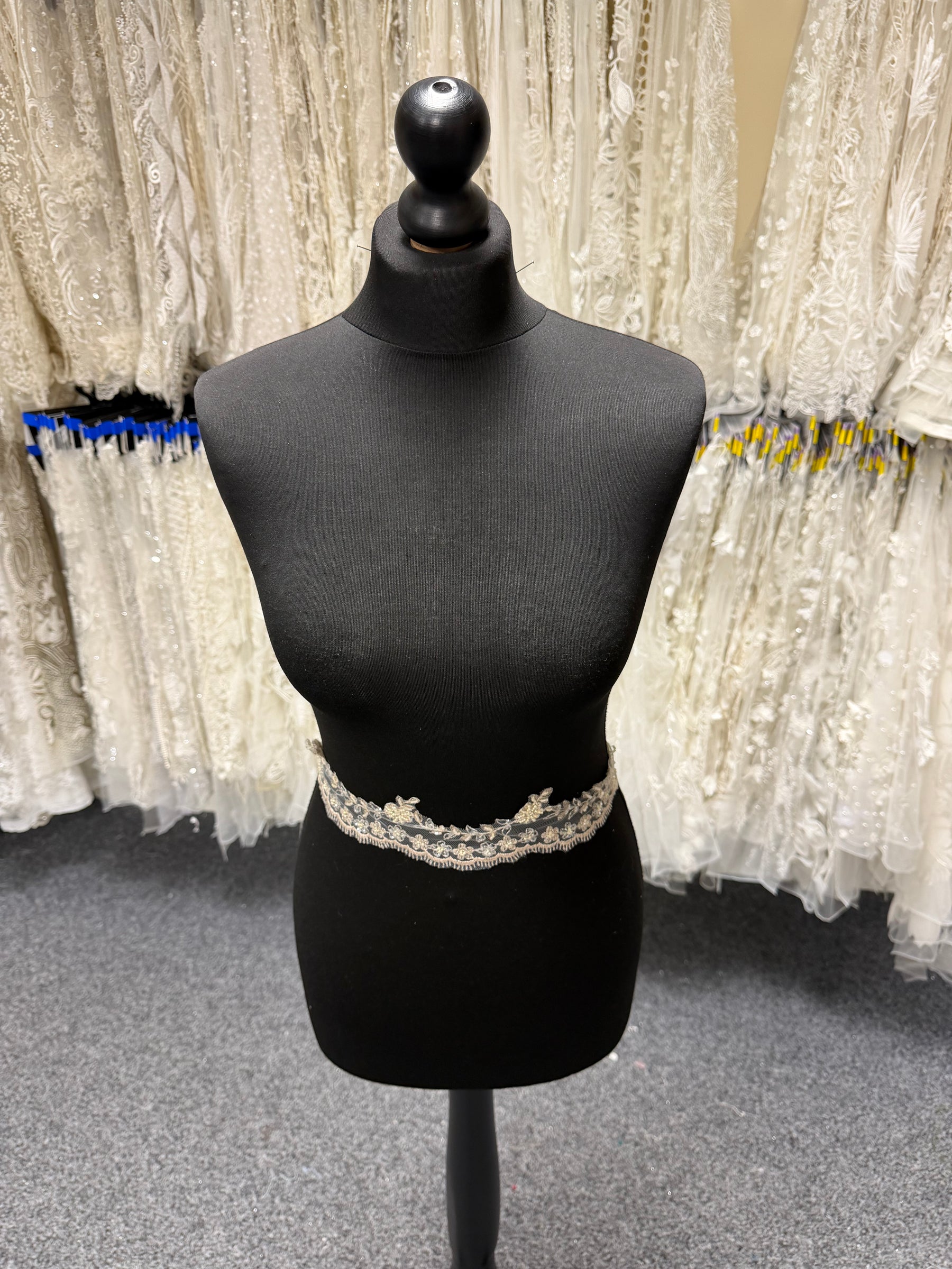 Ivory/Champagne/Gold Lace Trim - T52