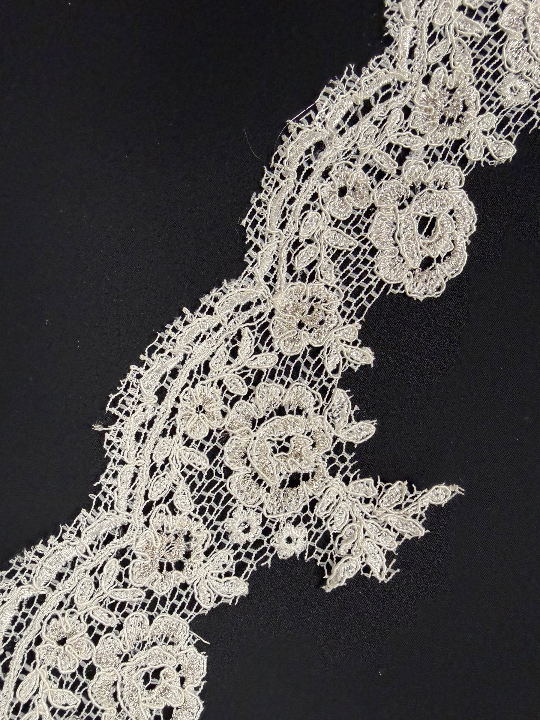 Ivory/Silver Corded Edging - T92