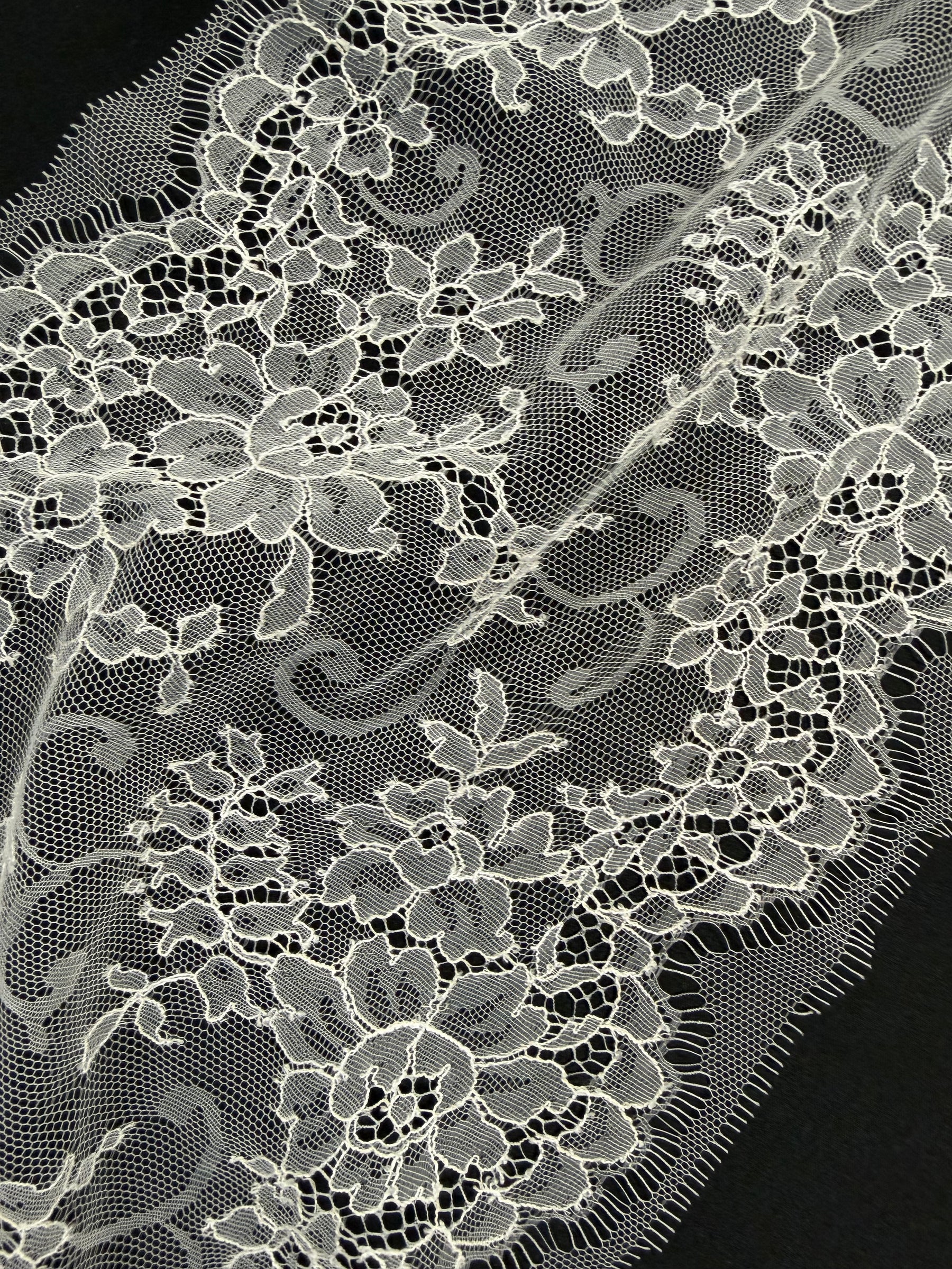 Ivory Chantilly Lace Trim - T173