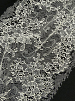 Ivory Chantilly Lace Trim - T173