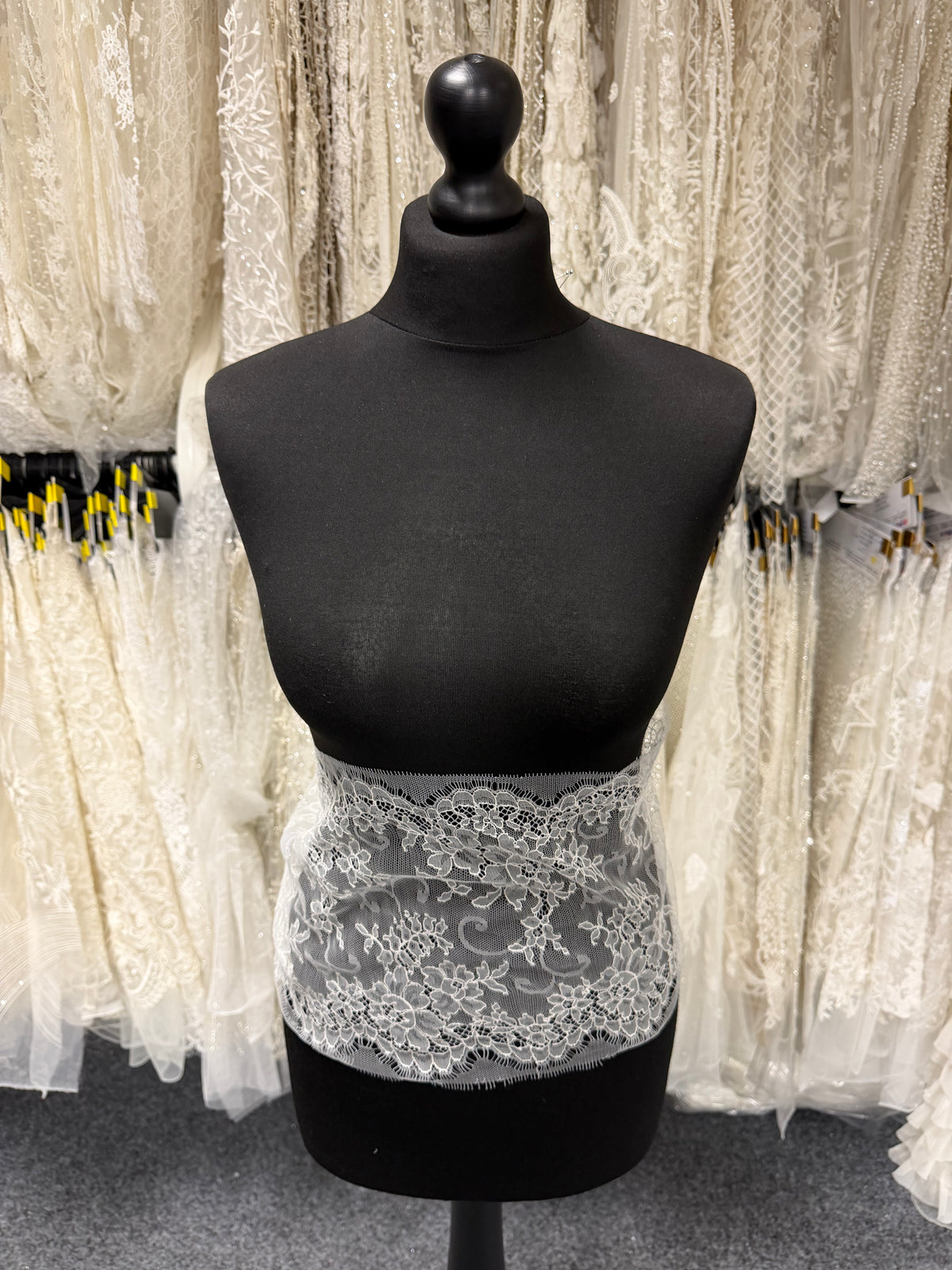 Ivory Chantilly Lace Trim - T173