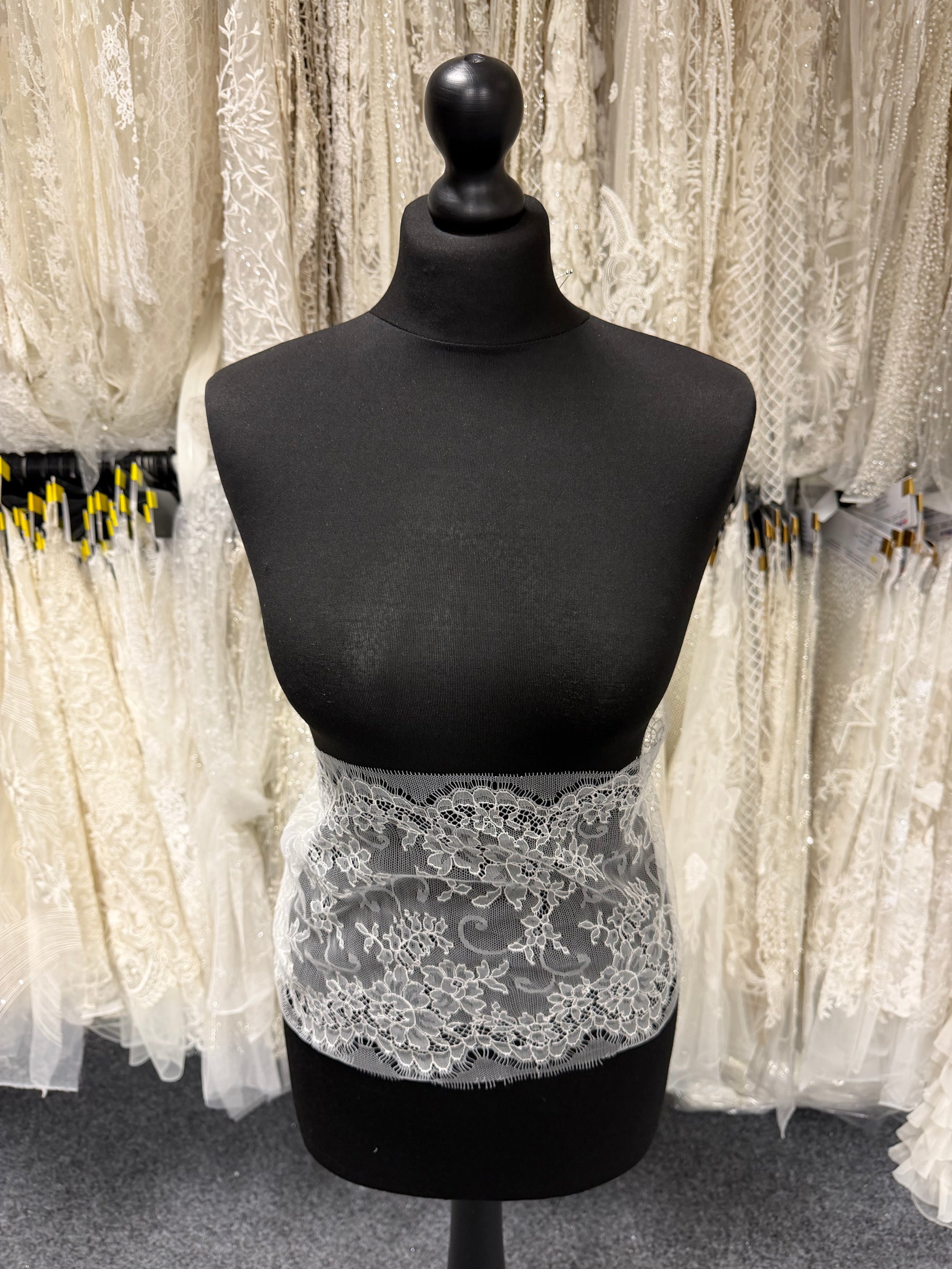 Ivory Chantilly Lace Trim - T173