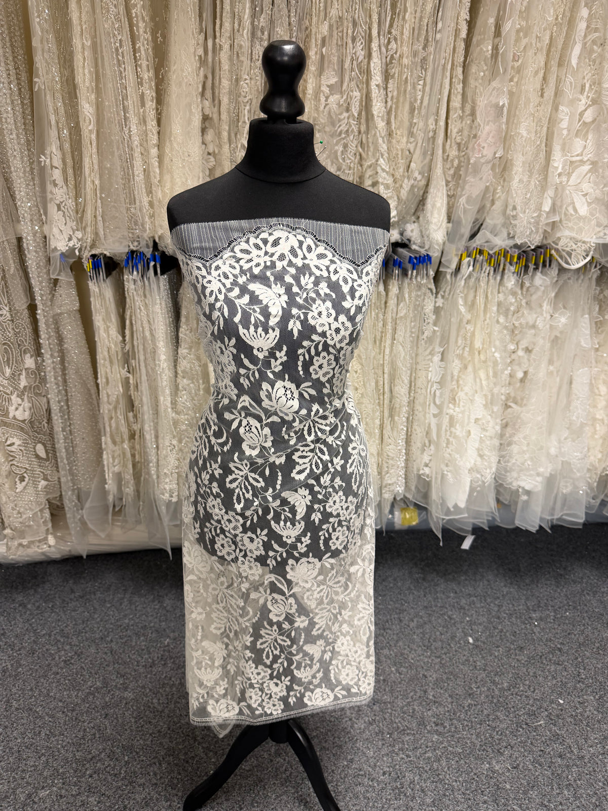 Ivory Chantilly Lace - P182