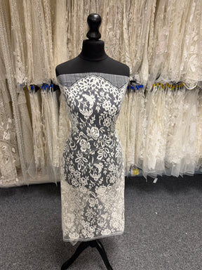 Ivory Chantilly Lace - P182
