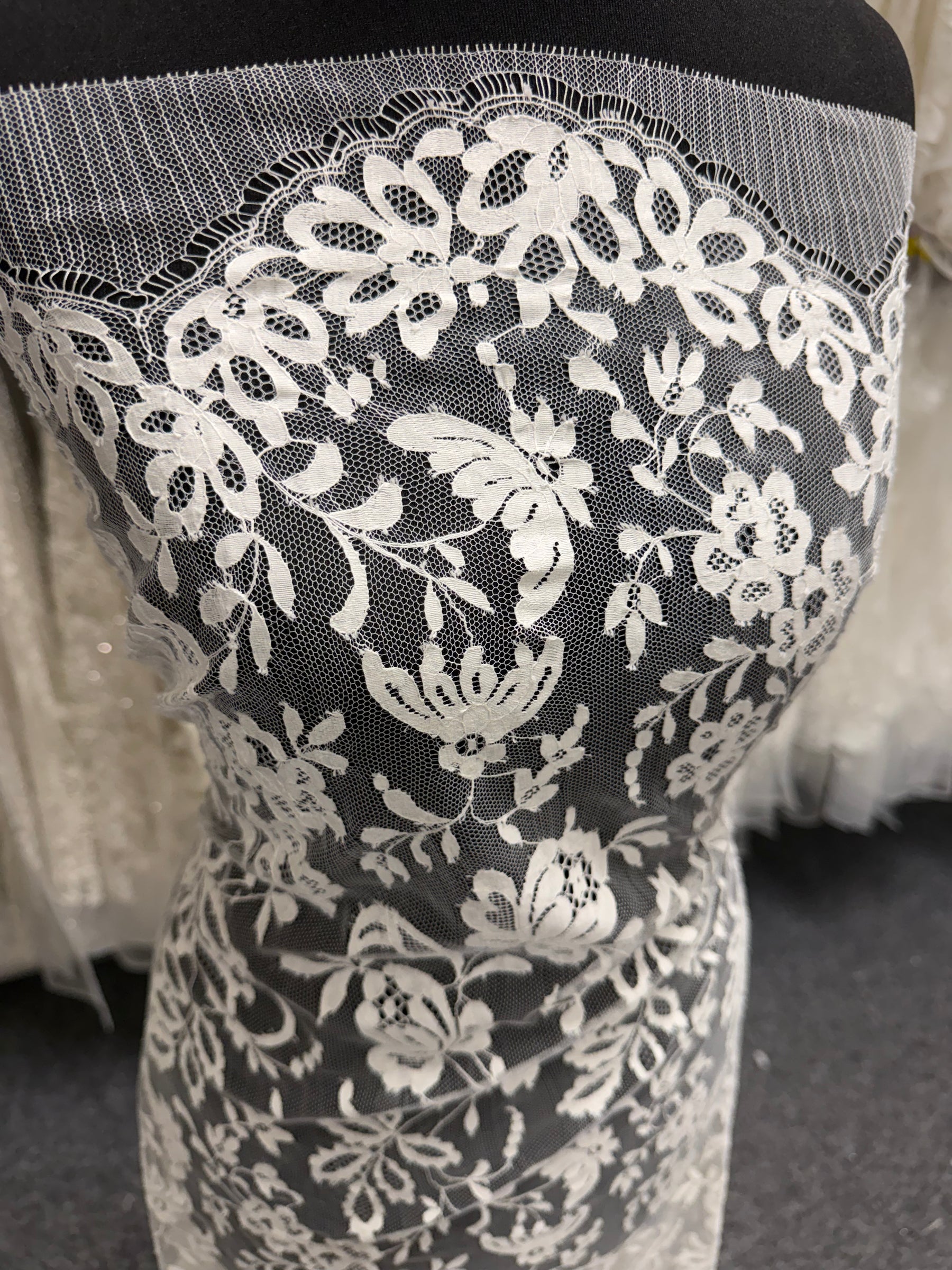 Ivory Chantilly Lace - P182